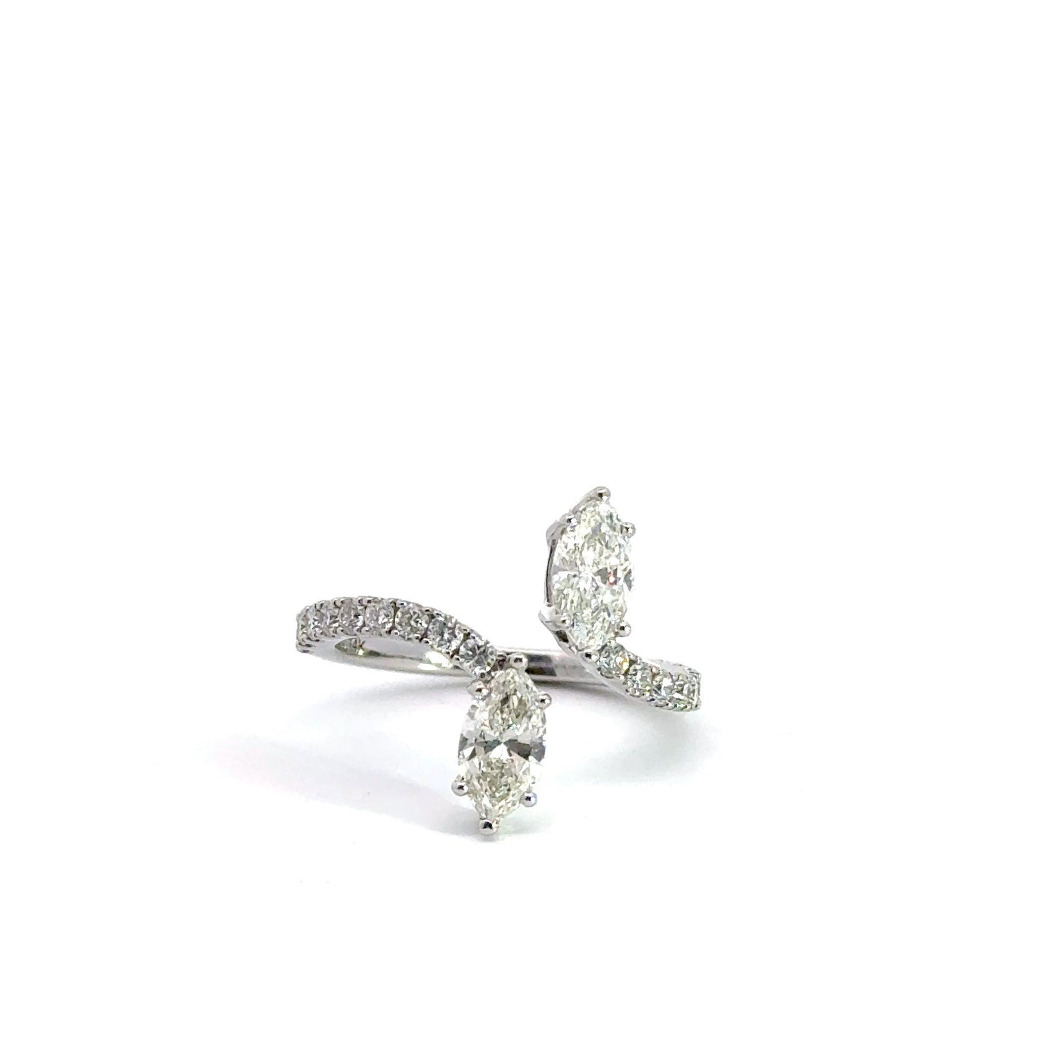 Anillo abierto de oro blanco de 14 quilates con diamantes cultivados en laboratorio, talla marquesa y redondos.