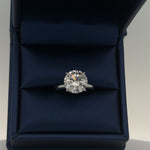 Anillo de compromiso de oro blanco de 14 quilates con diamantes cultivados en laboratorio de talla brillante redonda