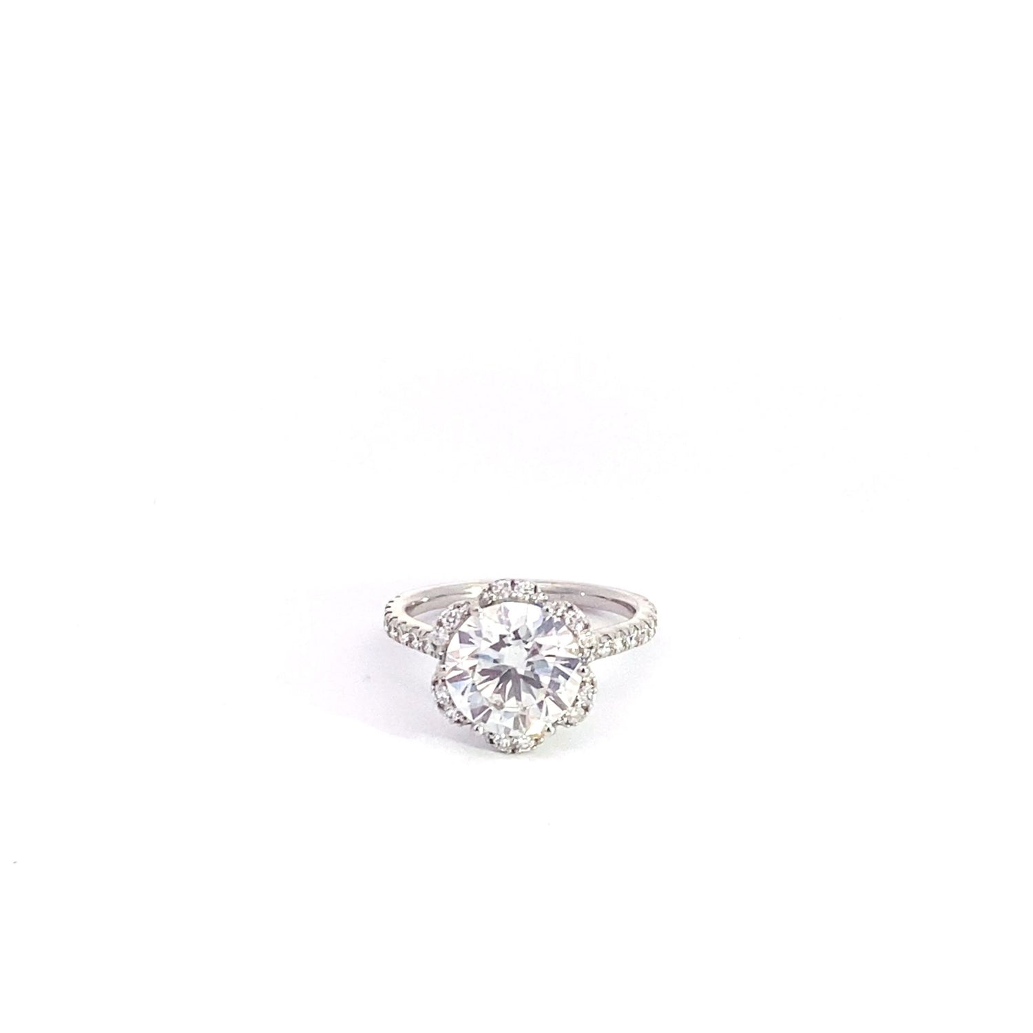 Anillo de compromiso de oro blanco de 18 quilates con halo de flores y diamantes cultivados en laboratorio con cuerpo de diamante.