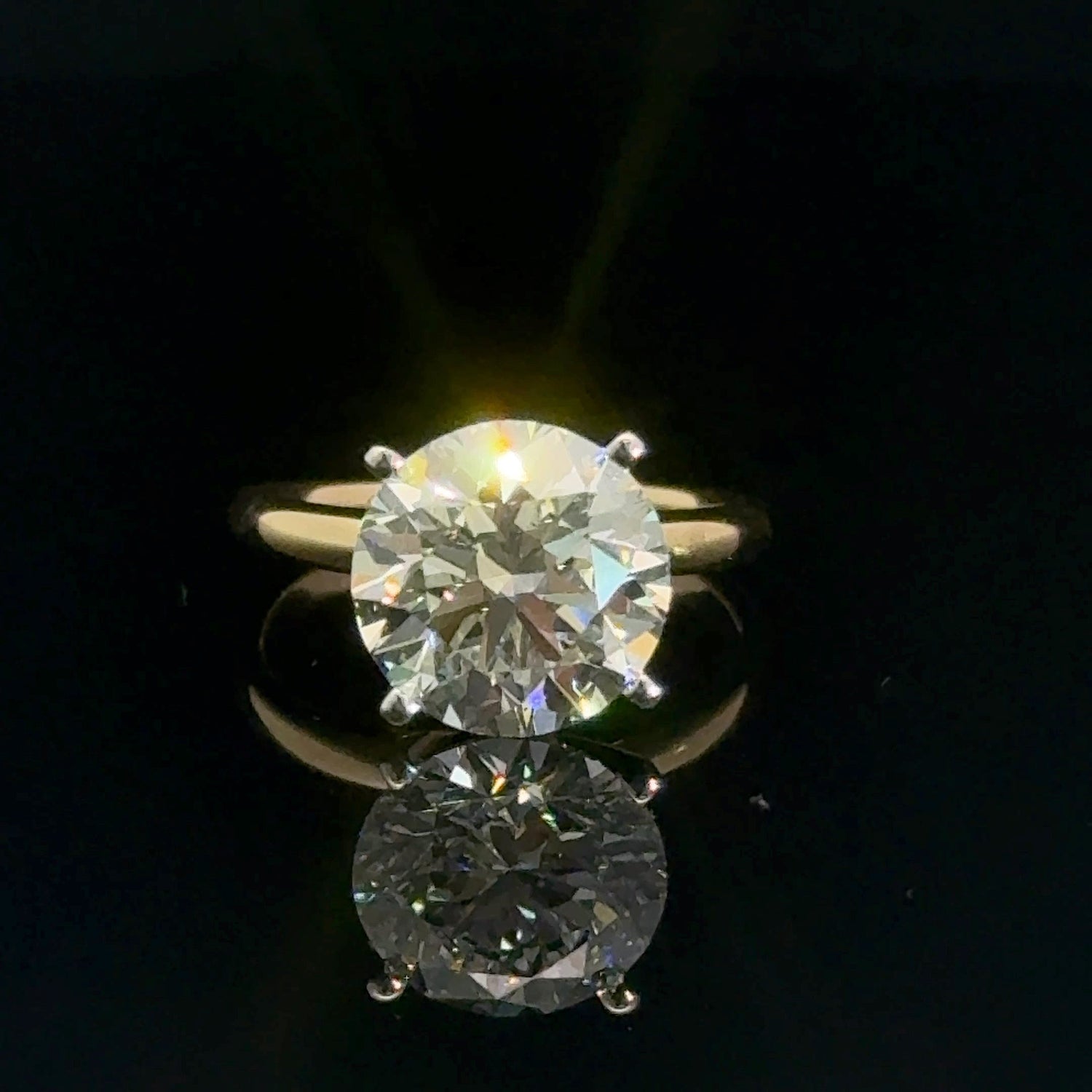 Anillo de compromiso solitario de oro amarillo de 18 quilates con forma redonda cultivada en laboratorio