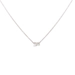 Colgante de oro blanco de 14 quilates con dos piedras de diamantes cultivados en laboratorio y talla esmeralda