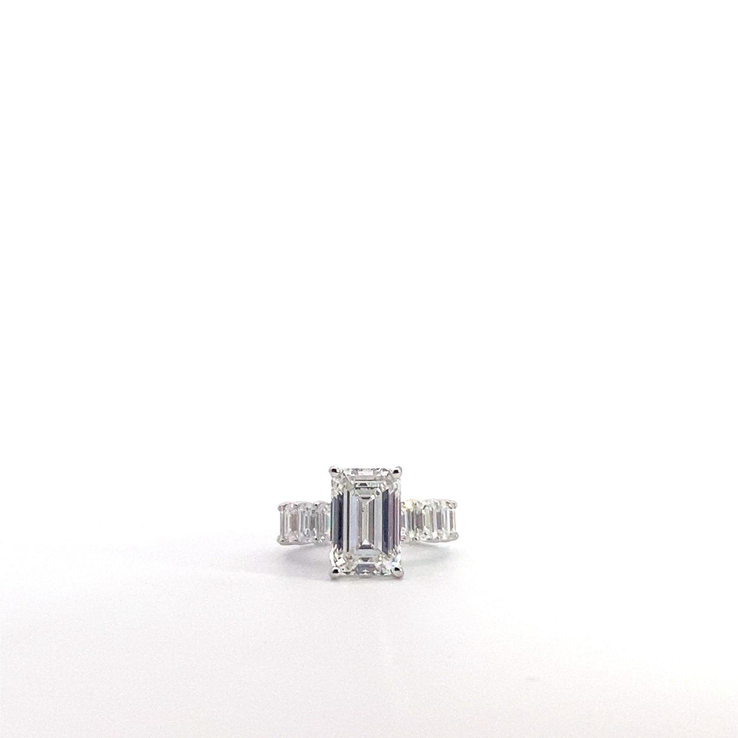 Anillo de oro blanco de 18 quilates con diamantes cultivados en laboratorio y talla esmeralda