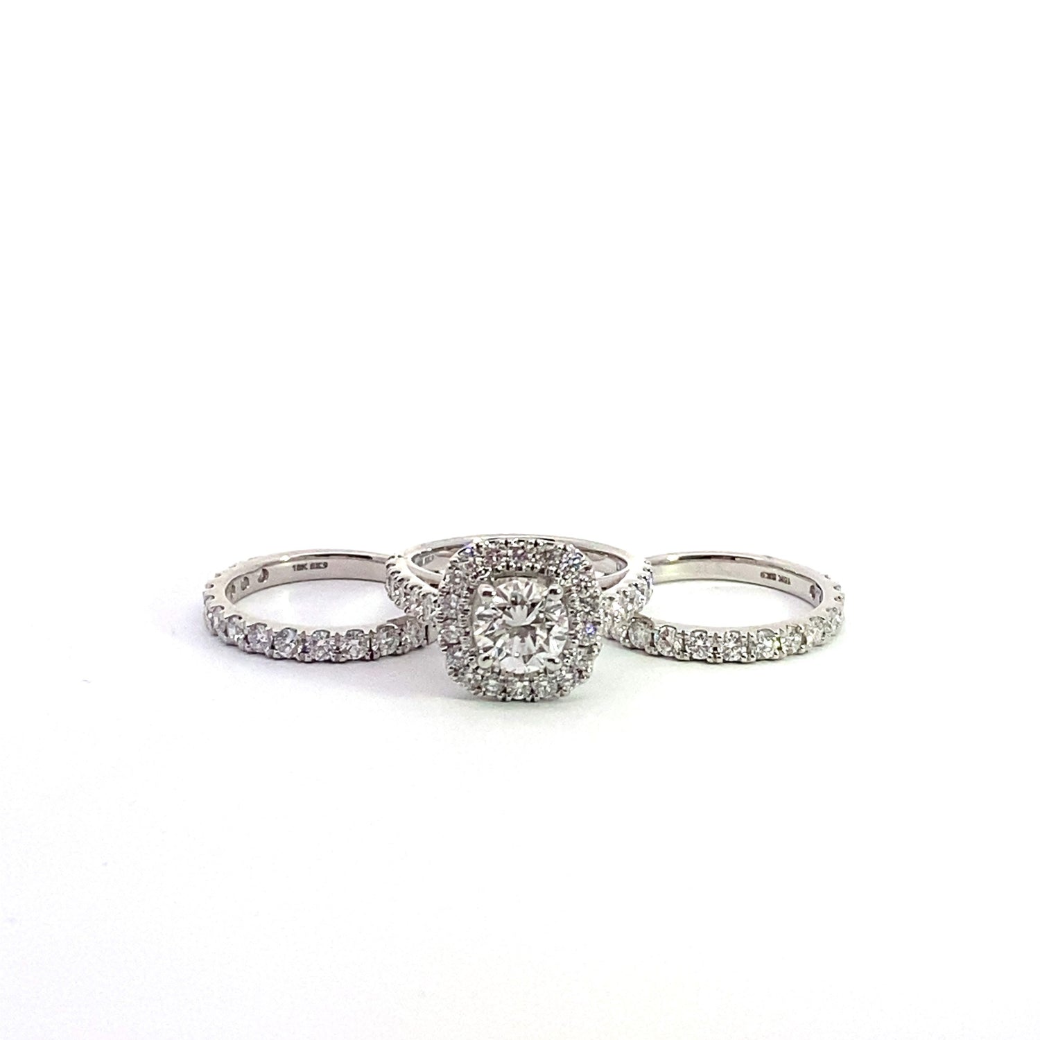 Anillo de compromiso de oro blanco de 18 quilates con tres diamantes cultivados en laboratorio de talla brillante redonda.