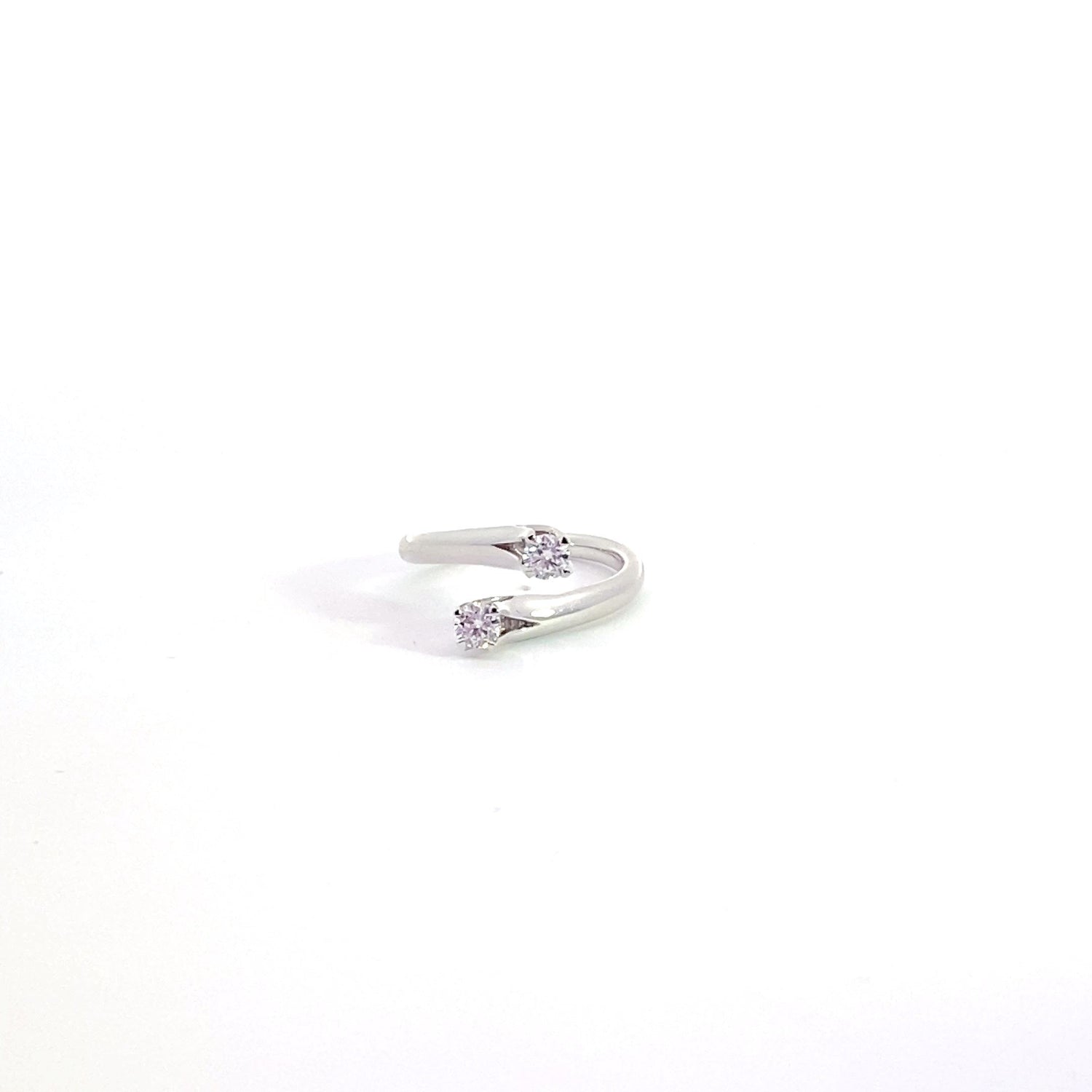 Anillo de moda de dos piedras con diamantes cultivados en laboratorio de talla brillante redonda en oro blanco de 14 quilates