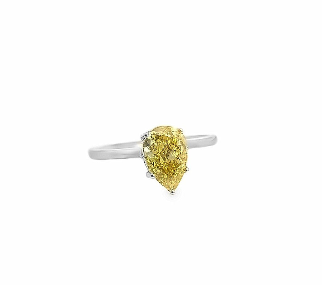 Anillo de compromiso de oro amarillo de 14 quilates con diamantes cultivados en laboratorio en forma de pera.