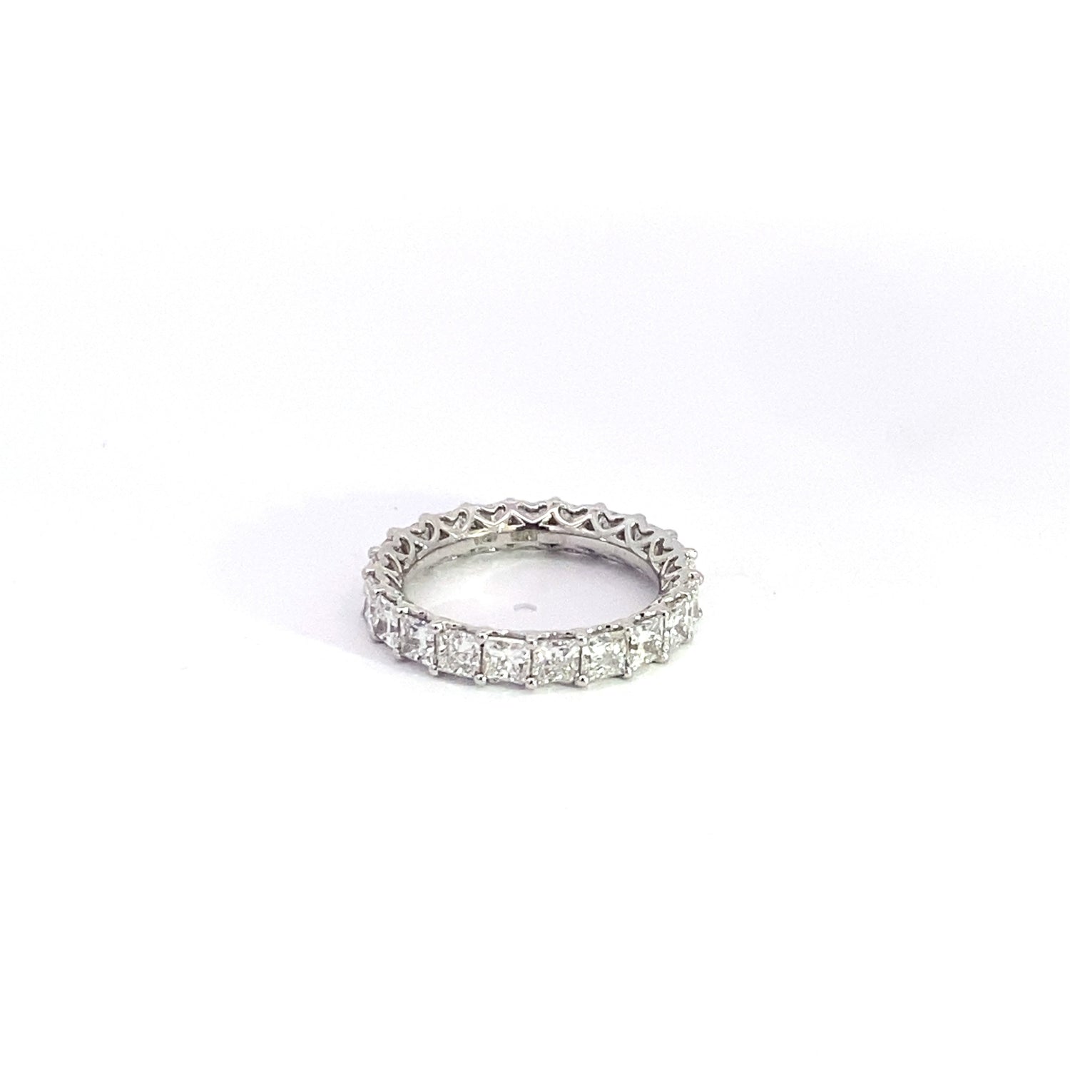Anillo de eternidad de diamantes cultivados en laboratorio de talla princesa en oro blanco de 14 quilates