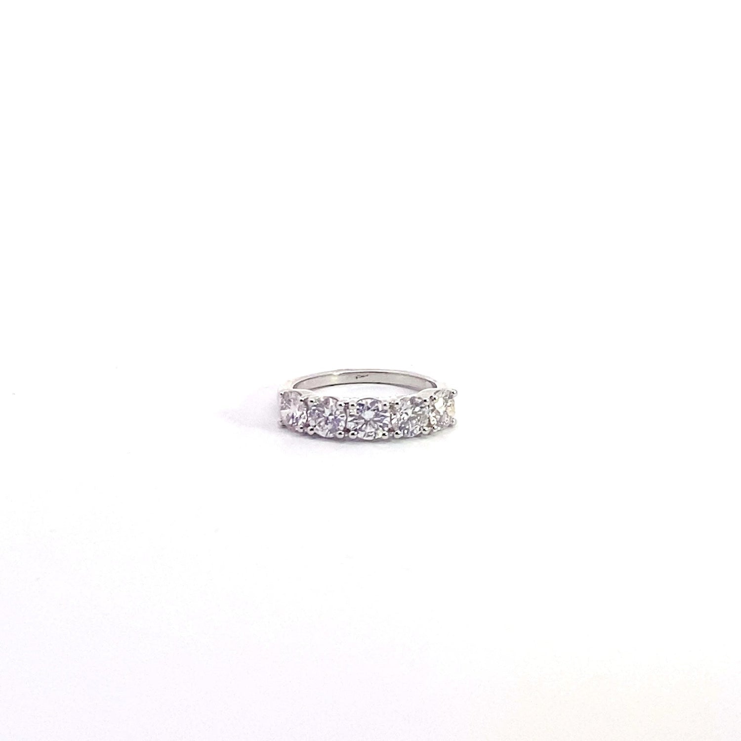 Anillo de oro blanco de 14 quilates con 5 diamantes cultivados en laboratorio de talla brillante redonda