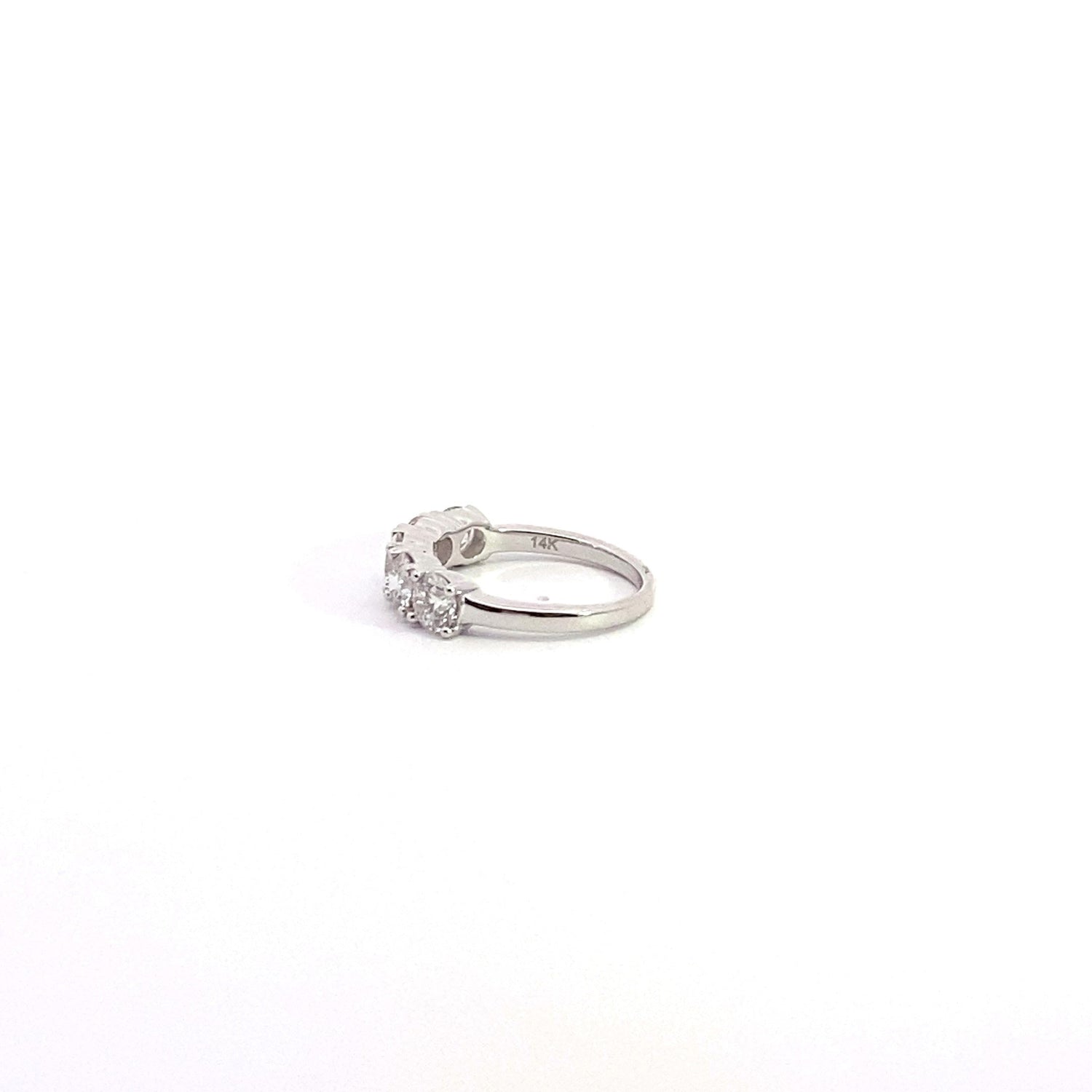 Anillo de oro blanco de 14 quilates con 5 diamantes cultivados en laboratorio de talla brillante redonda