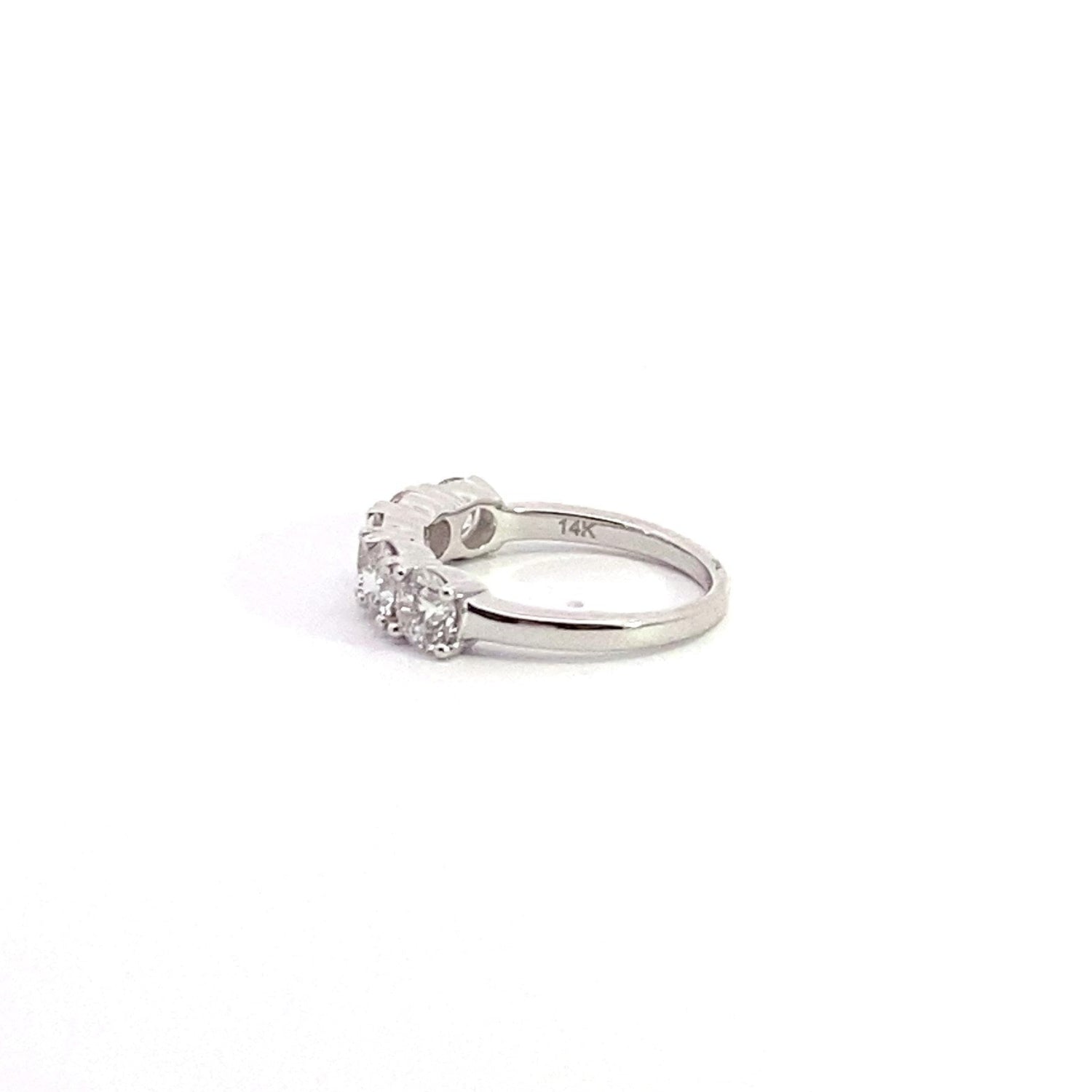 Anillo de oro blanco de 14 quilates con 5 diamantes cultivados en laboratorio de talla brillante redonda