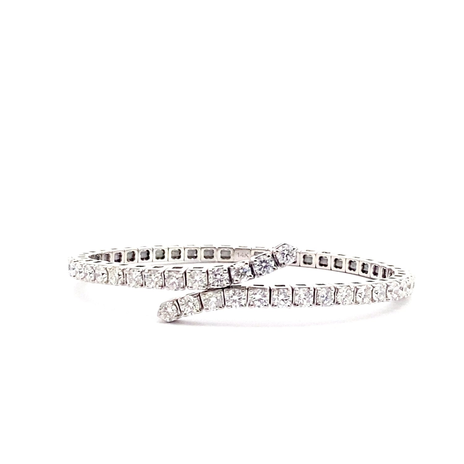 Brazalete abierto de oro blanco de 14 quilates con diamantes cultivados en laboratorio
