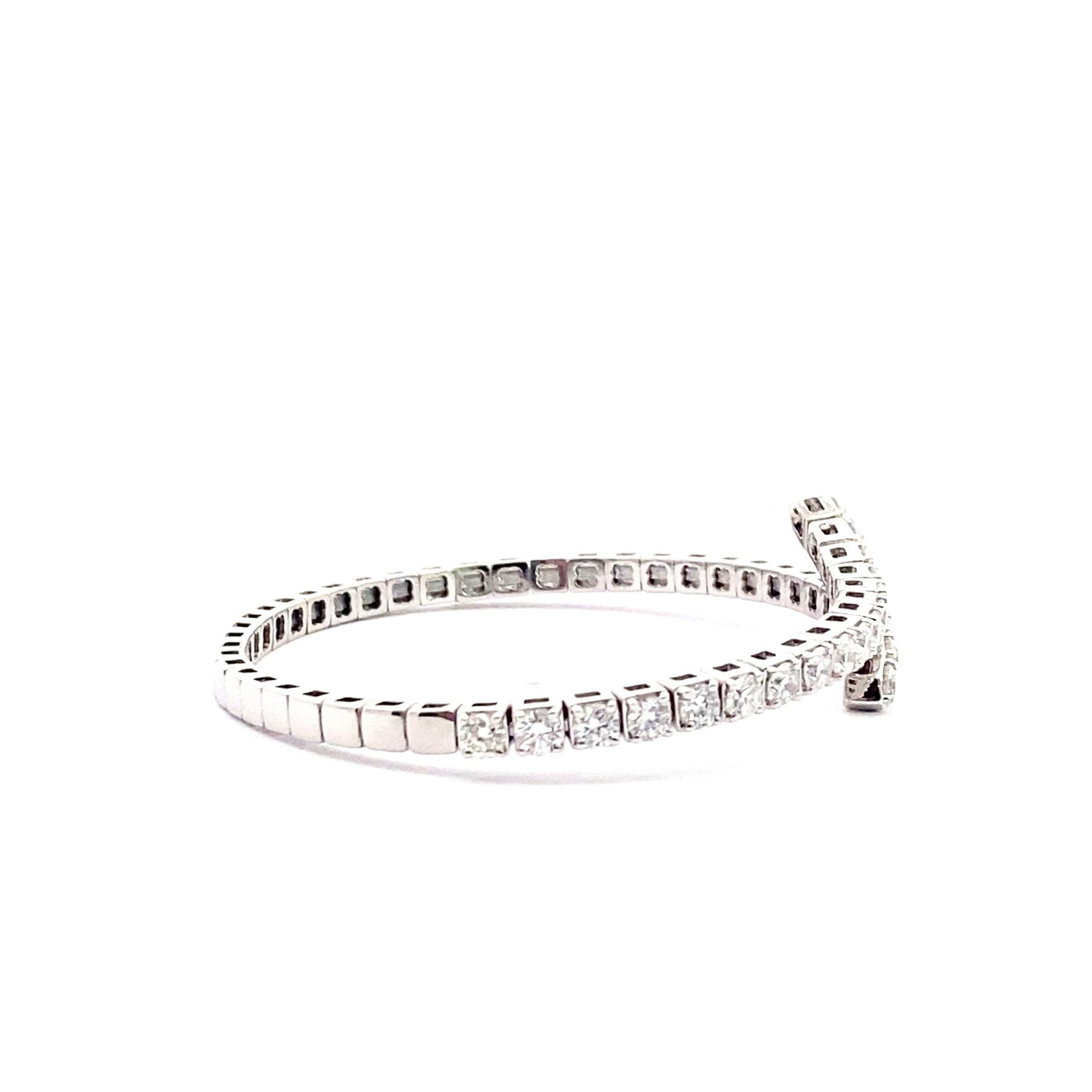 Brazalete abierto de oro blanco de 14 quilates con diamantes cultivados en laboratorio