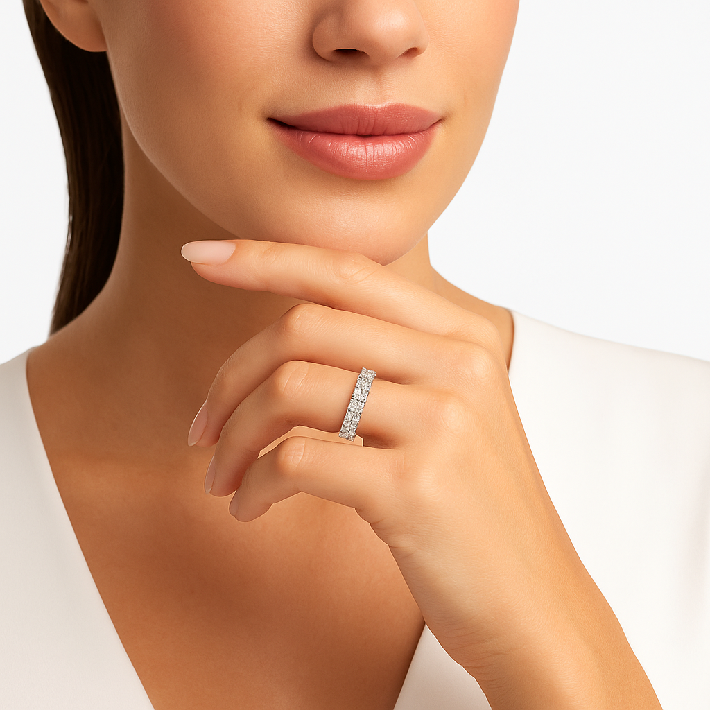 Anillo de eternidad de diamantes cultivados en laboratorio de talla princesa en oro blanco de 14 quilates