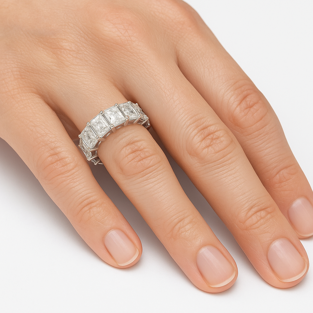 Anillo de eternidad de diamantes cultivados en laboratorio de talla radiante en oro blanco de 18 quilates