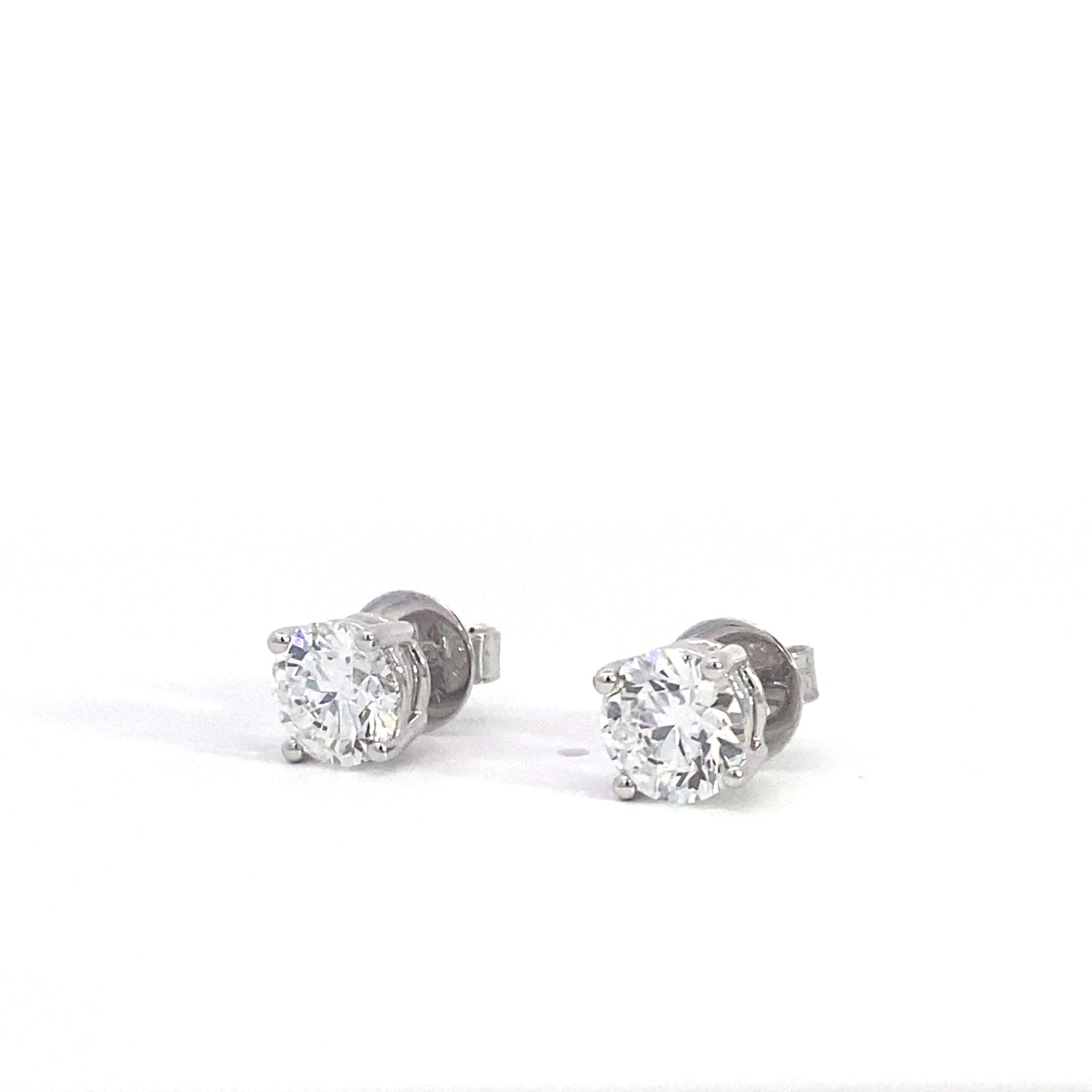 Aretes de oro blanco de 14 quilates con diamantes cultivados en laboratorio de talla brillante redonda