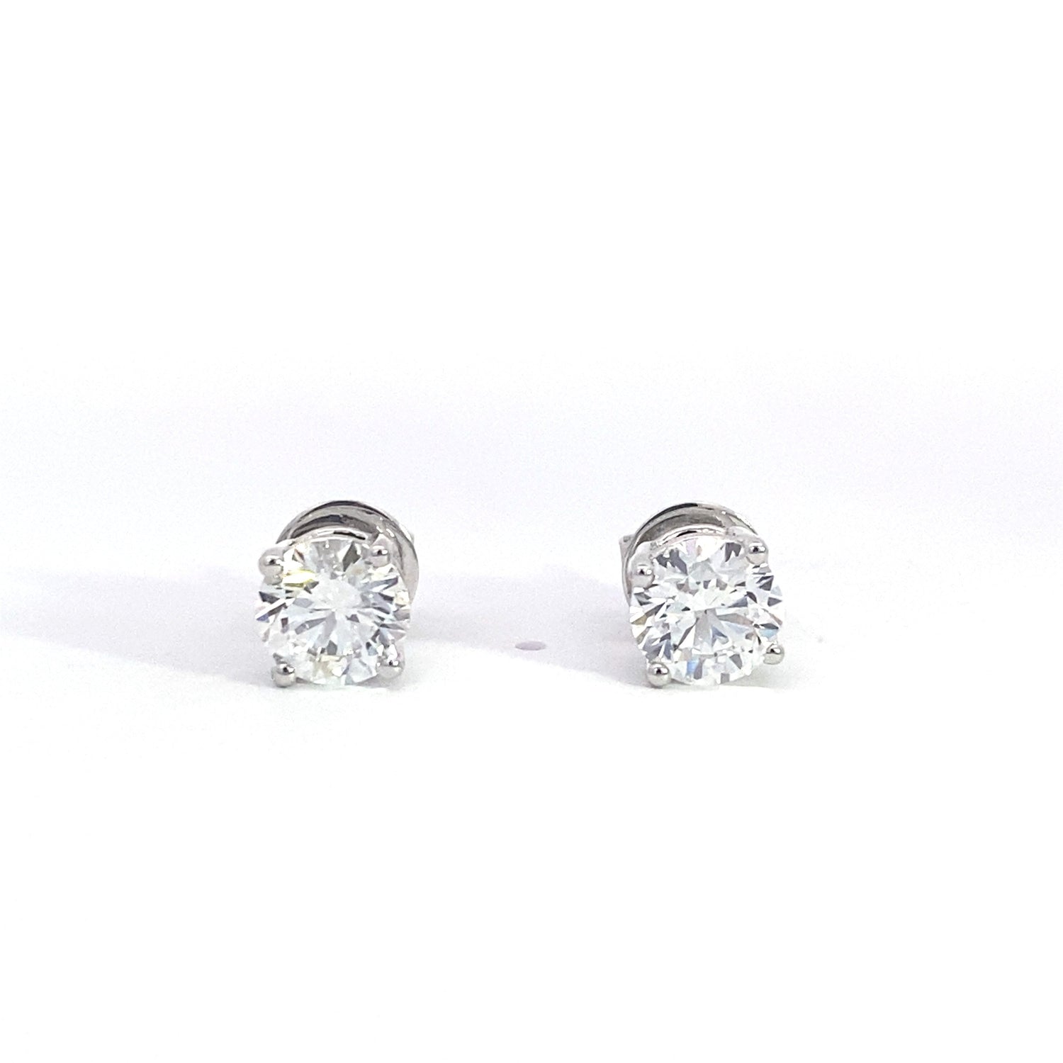 Aretes de oro blanco de 14 quilates con diamantes cultivados en laboratorio de talla brillante redonda