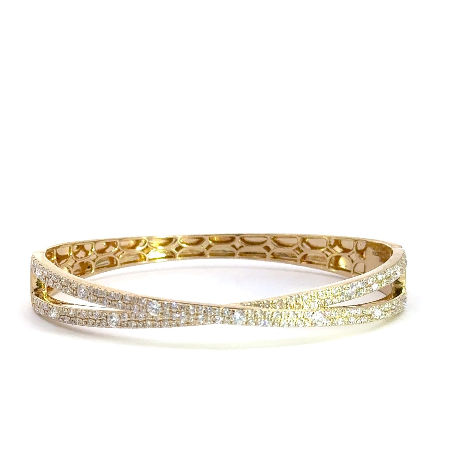 Brazalete cruzado de diamantes cultivados en laboratorio en oro amarillo de 14 quilates