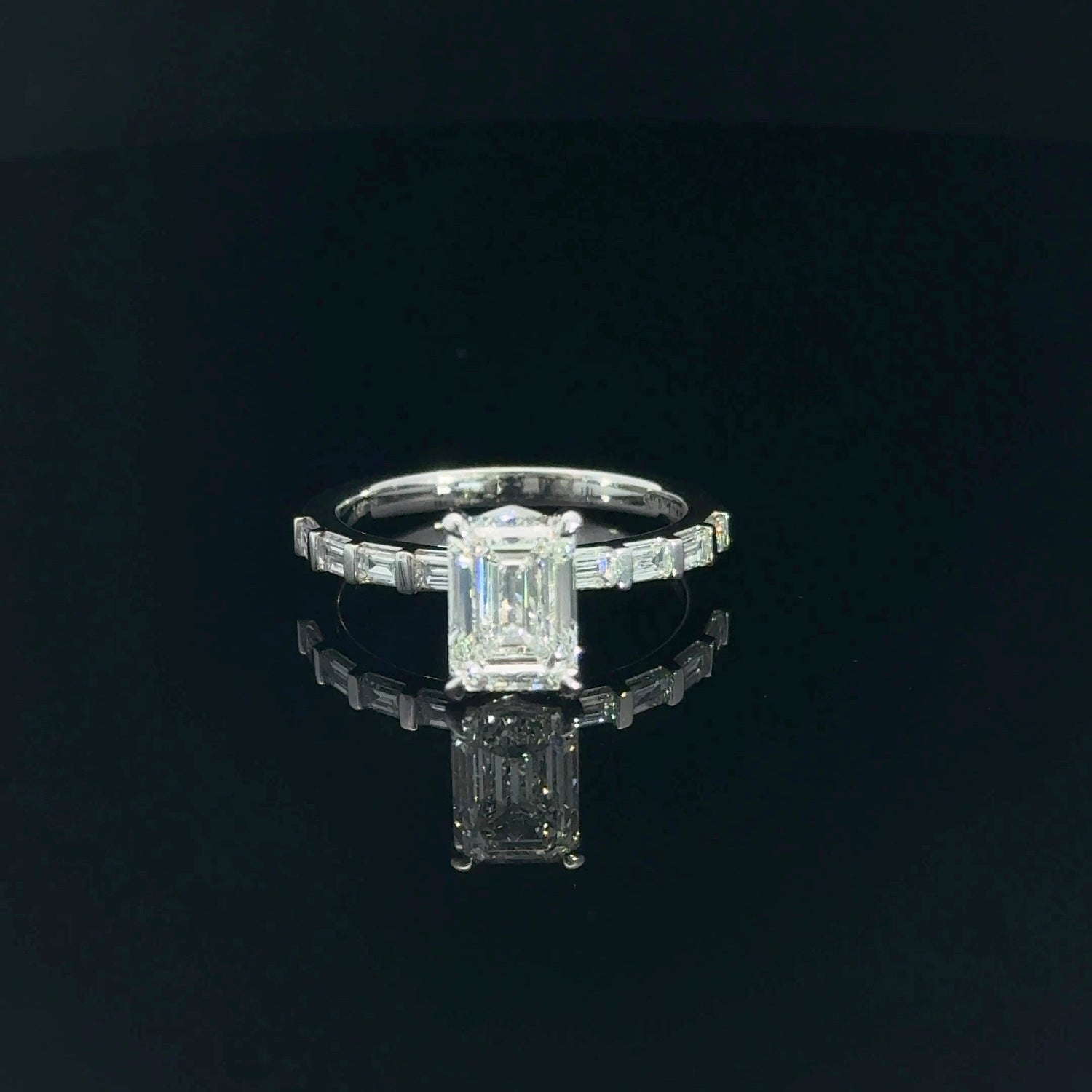 Anillo de compromiso de oro blanco de 14 quilates con diamantes cultivados en laboratorio de talla esmeralda, halo oculto y cuerpo de diamante baguette.