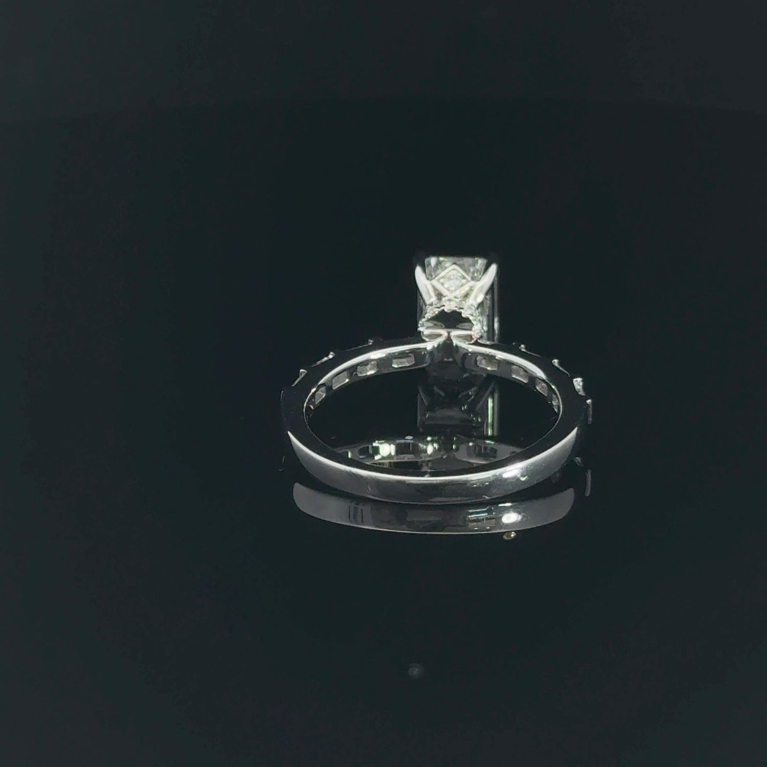 Anillo de compromiso de oro blanco de 14 quilates con diamantes cultivados en laboratorio de talla esmeralda, halo oculto y cuerpo de diamante baguette.