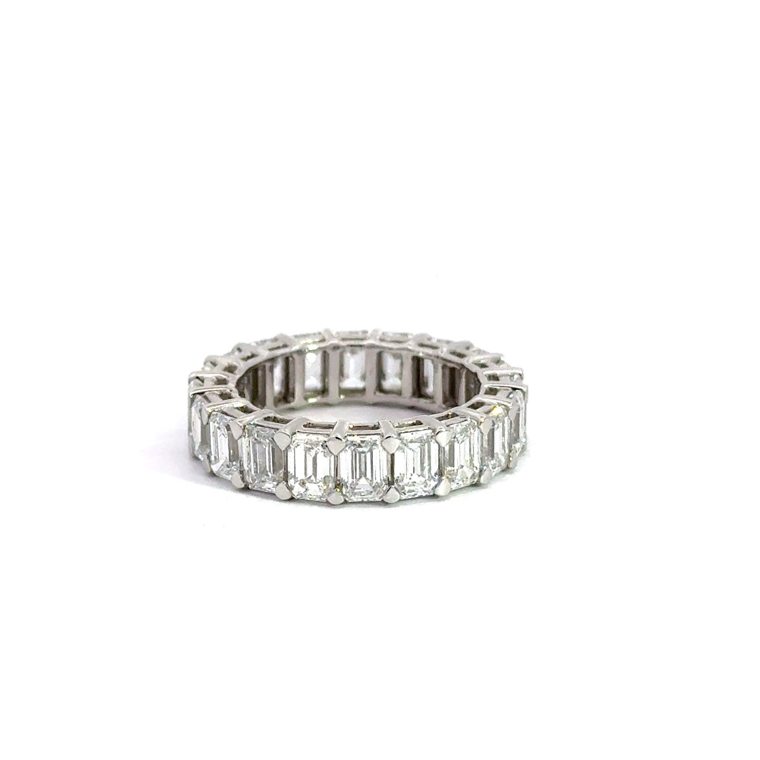 Anillo de eternidad de diamantes cultivados en laboratorio de talla esmeralda en oro blanco de 14 quilates