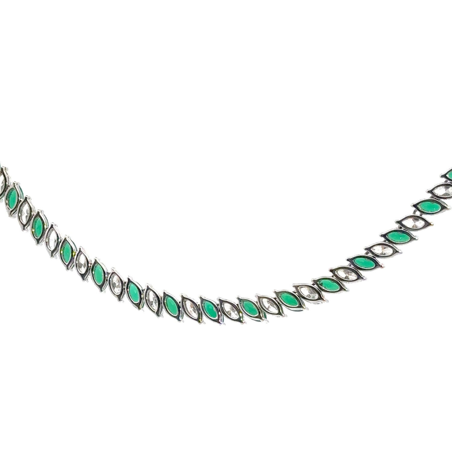 Collar de oro blanco de 14 quilates con esmeralda talla marquesa y diamantes cultivados en laboratorio