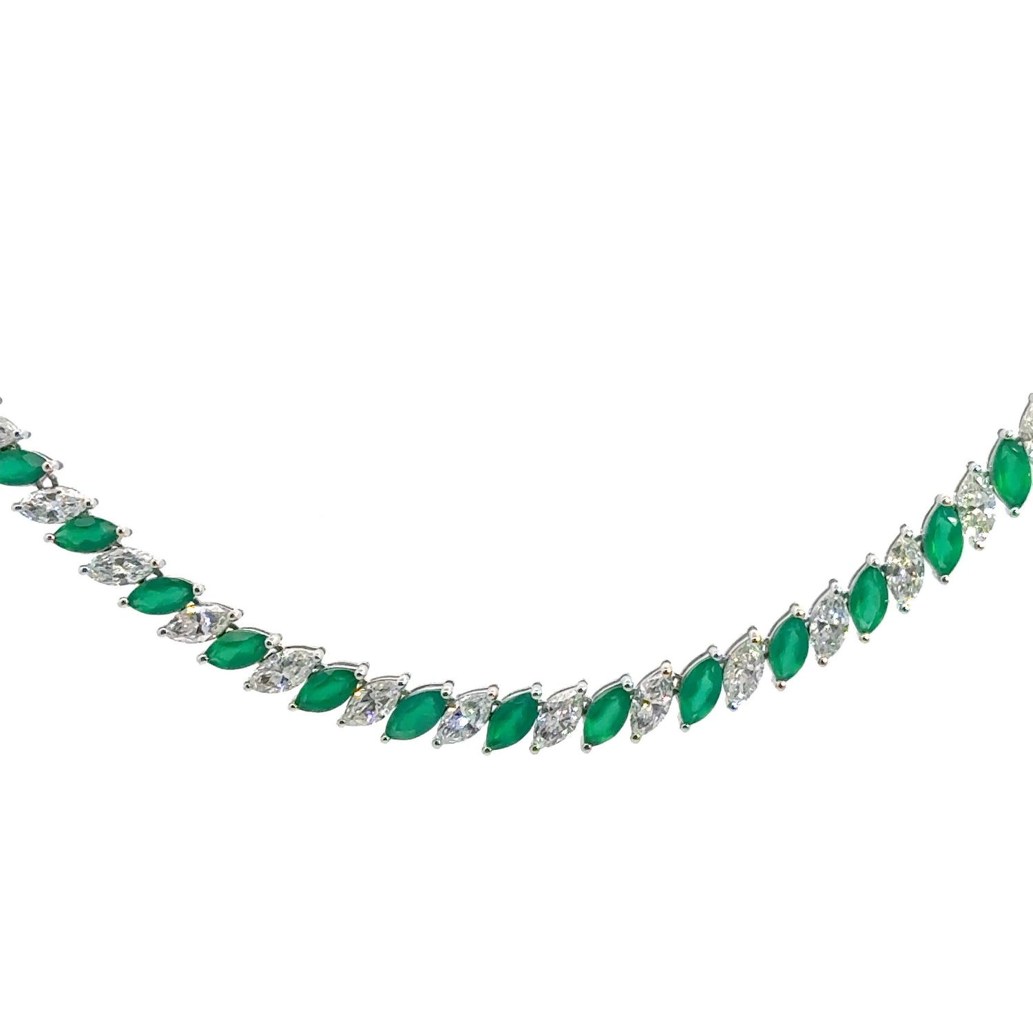 Collar de oro blanco de 14 quilates con esmeralda talla marquesa y diamantes cultivados en laboratorio