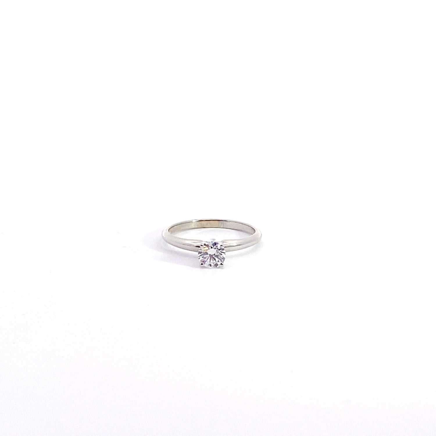 Solitario de diamante cultivado en laboratorio de talla brillante redonda en oro blanco de 14 quilates