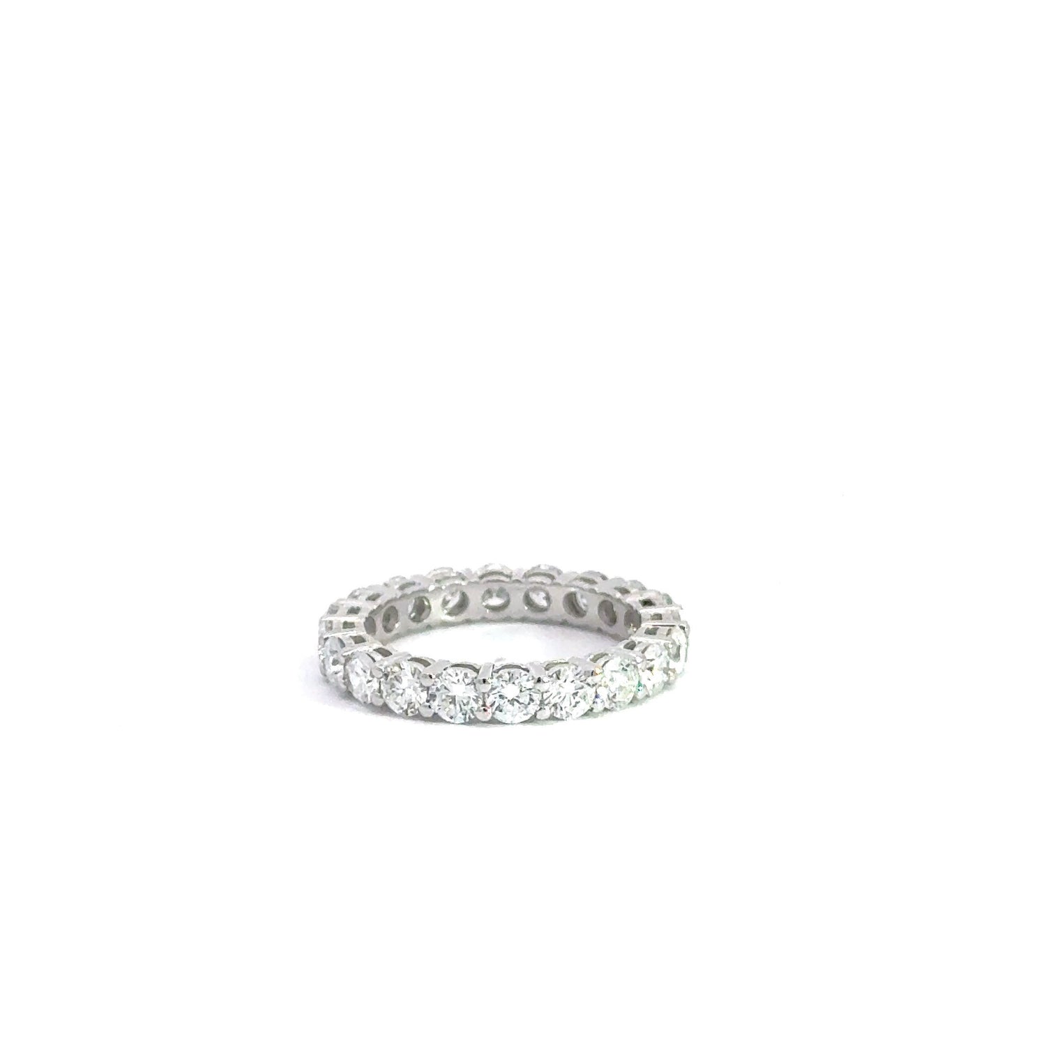 Anillo de eternidad de oro blanco de 14 quilates con diamantes cultivados en laboratorio de talla brillante redonda