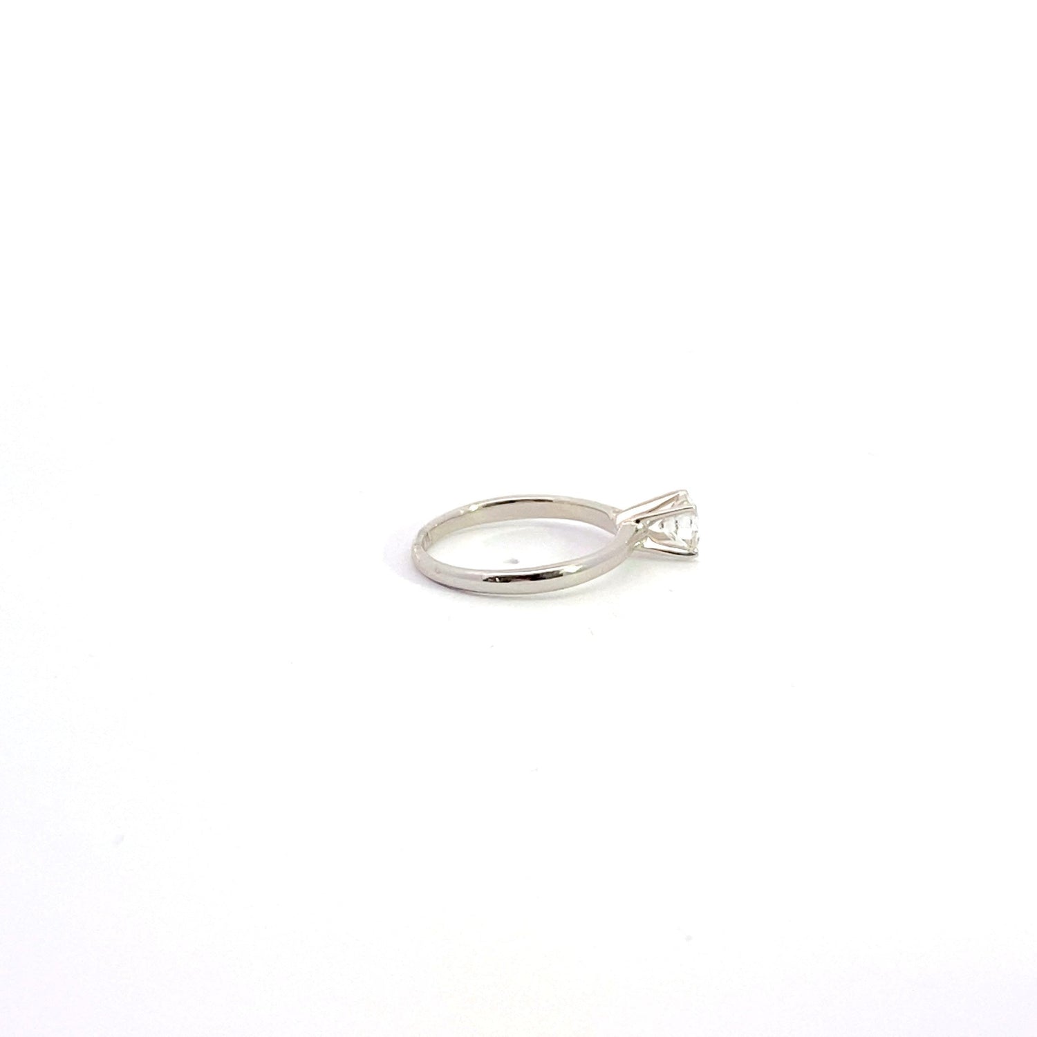 Solitario de diamante cultivado en laboratorio de talla brillante redonda en oro blanco de 14 quilates