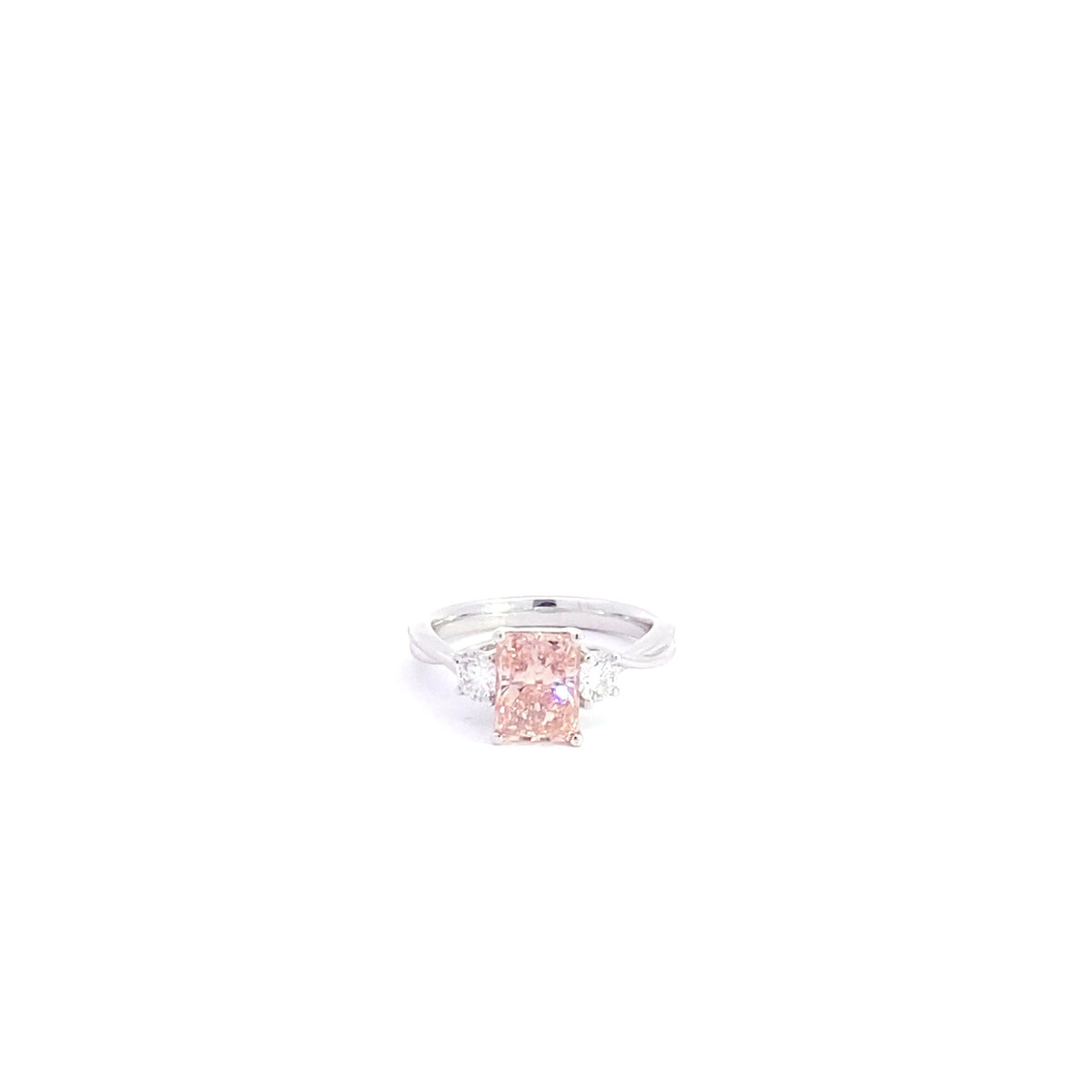Anillo de compromiso de oro blanco de 14 quilates con 3 diamantes cultivados en laboratorio de color rosa fantasía