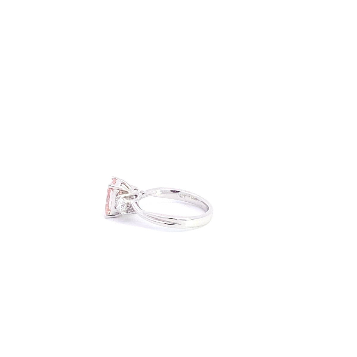 Anillo de compromiso de oro blanco de 14 quilates con 3 diamantes cultivados en laboratorio de color rosa fantasía