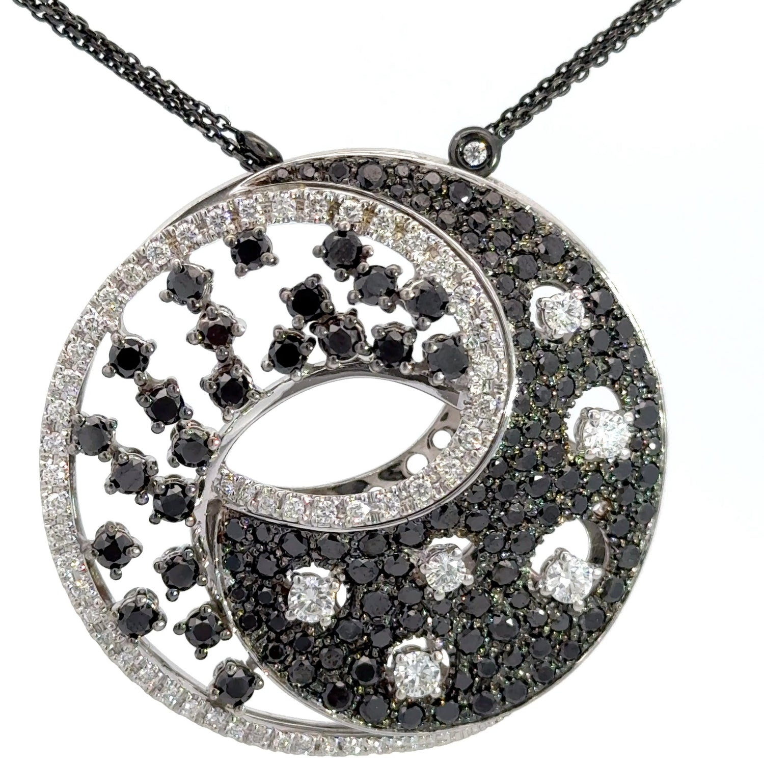 Collar de oro blanco de 14 quilates con diamantes blancos y negros de talla brillante redonda