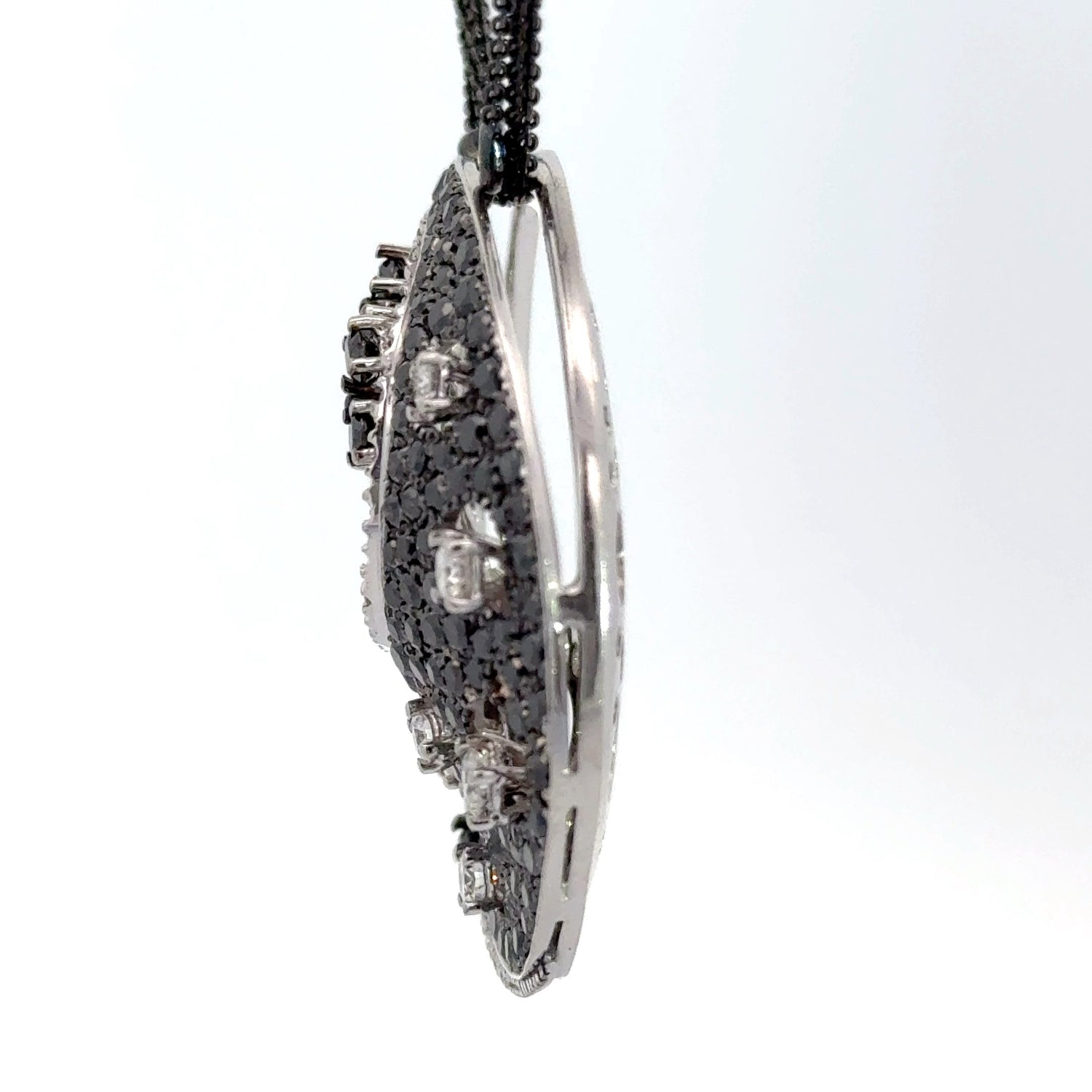 Collar de oro blanco de 14 quilates con diamantes blancos y negros de talla brillante redonda