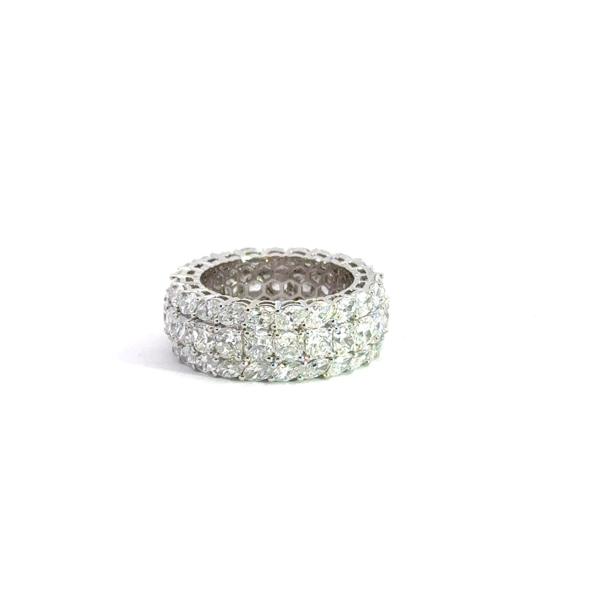 Anillo de eternidad de oro blanco de 14 quilates con corte cojín y marquesa de tres filas
