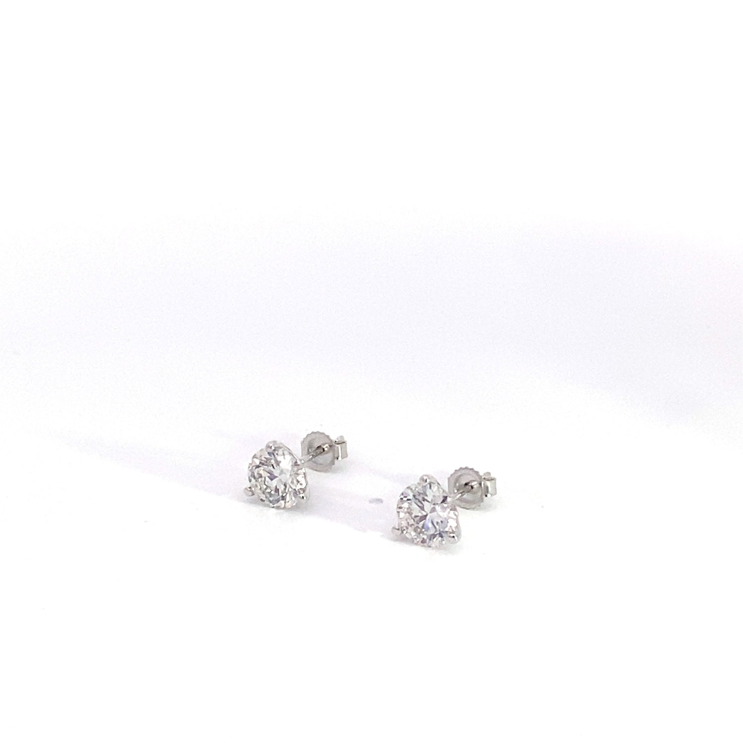 Aretes de oro blanco de 14 quilates con diamantes cultivados en laboratorio de talla brillante redonda