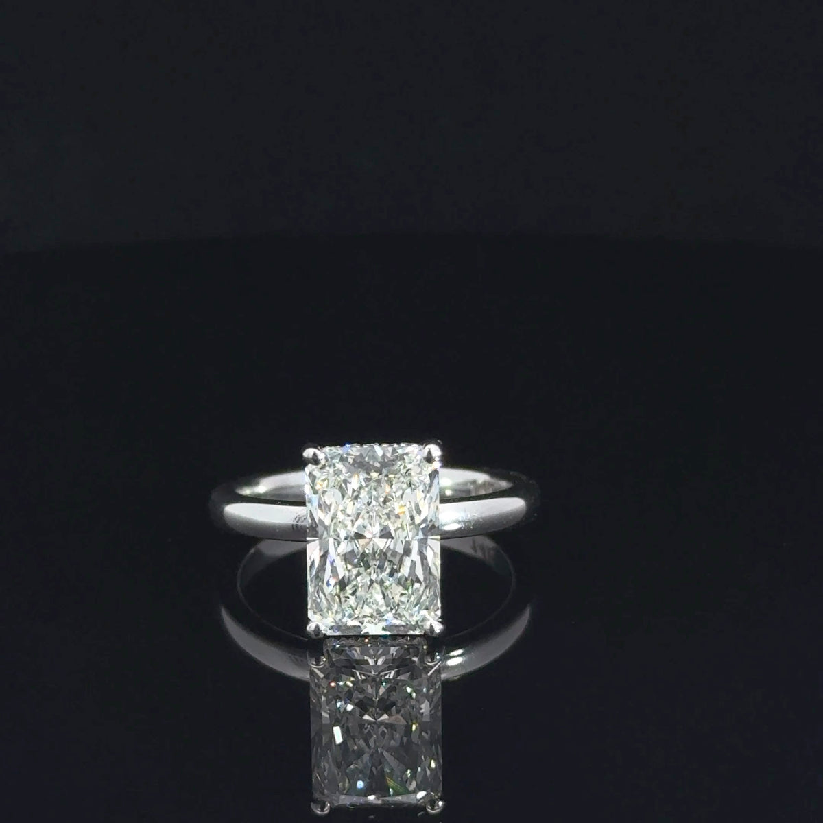 Anillo de compromiso de oro blanco de 14 quilates con diamantes cultivados en laboratorio de talla radiante y halo oculto.