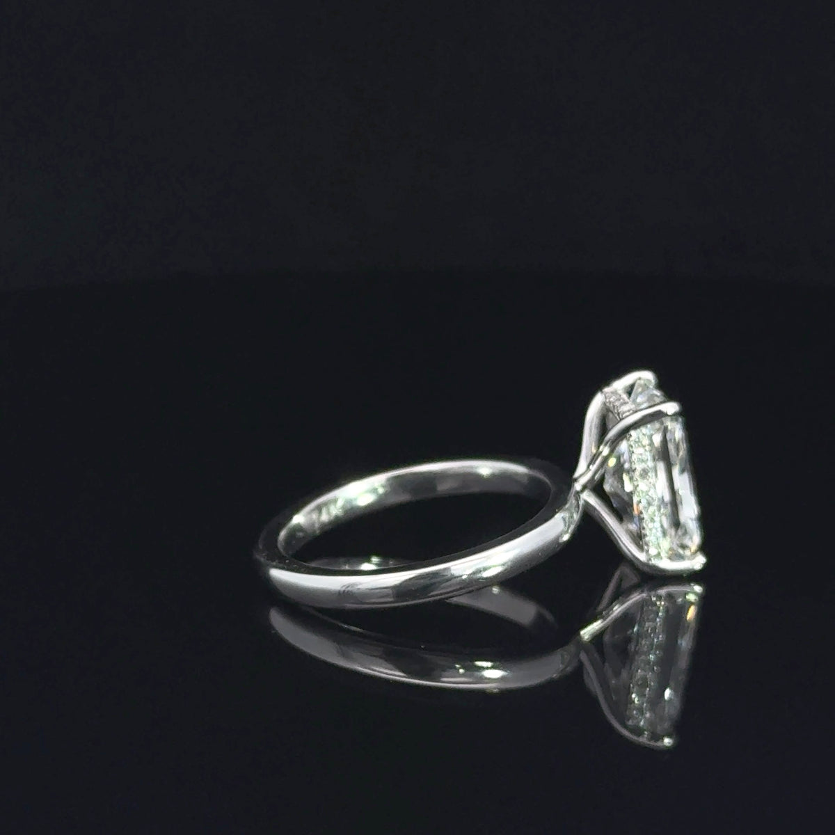 Anillo de compromiso de oro blanco de 14 quilates con diamantes cultivados en laboratorio de talla radiante y halo oculto.
