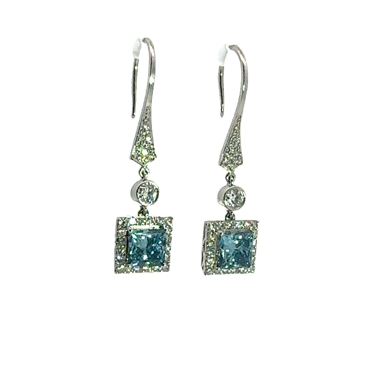 Pendientes colgantes de oro blanco de 14 quilates con diamantes cultivados en laboratorio de talla princesa azul fantasía y talla brillante redonda blanca.