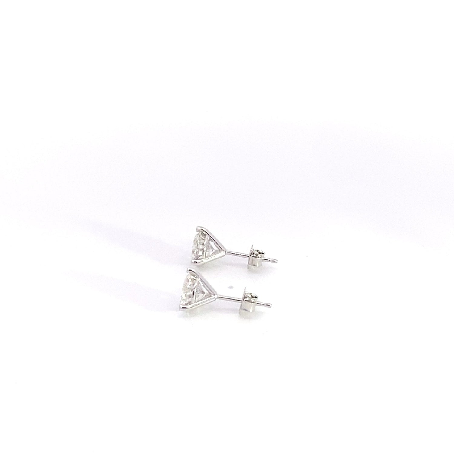 Aretes de oro blanco de 14 quilates con diamantes cultivados en laboratorio de talla brillante redonda