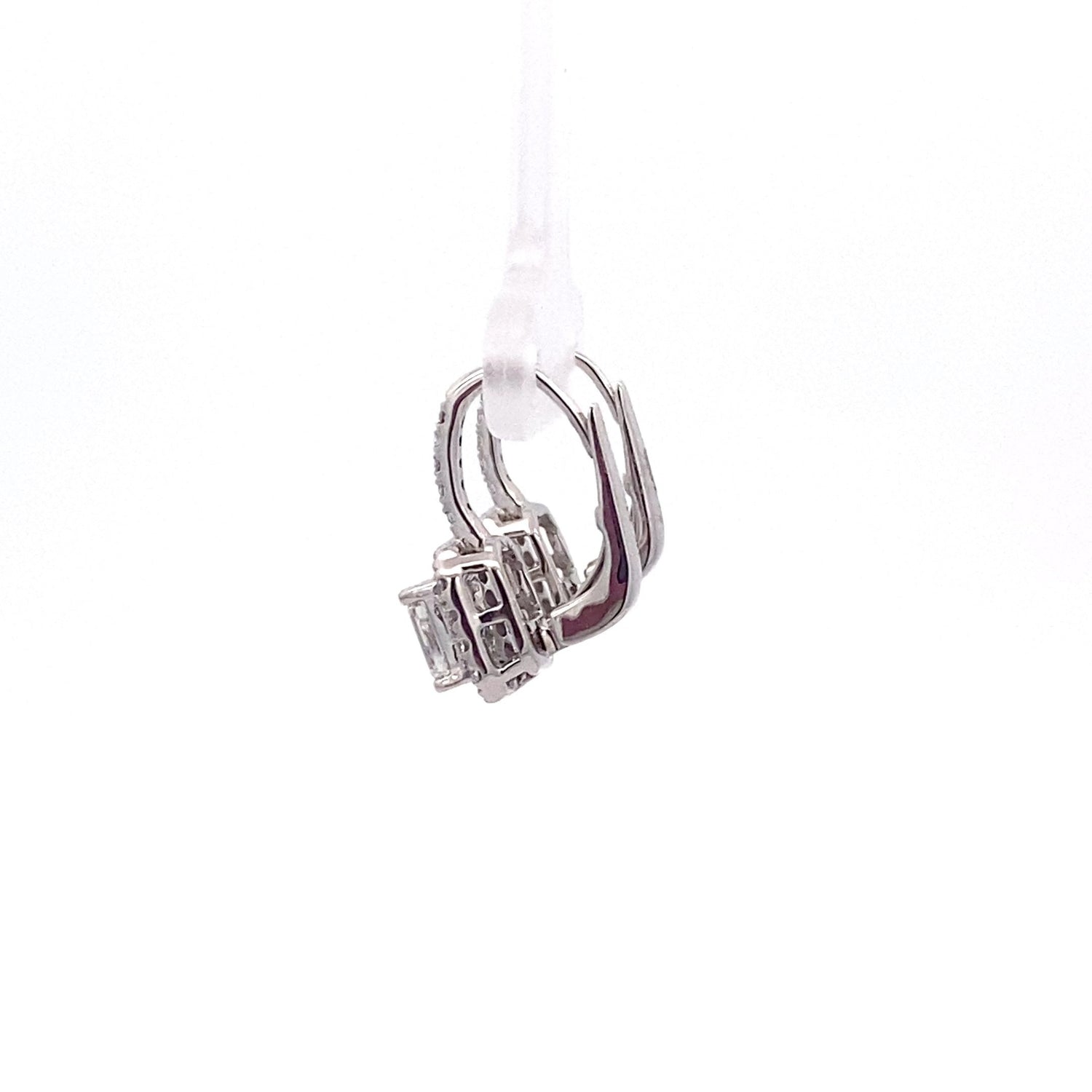 Aretes de oro blanco de 14 quilates con diamantes cultivados en laboratorio de talla esmeralda y talla brillante redonda.