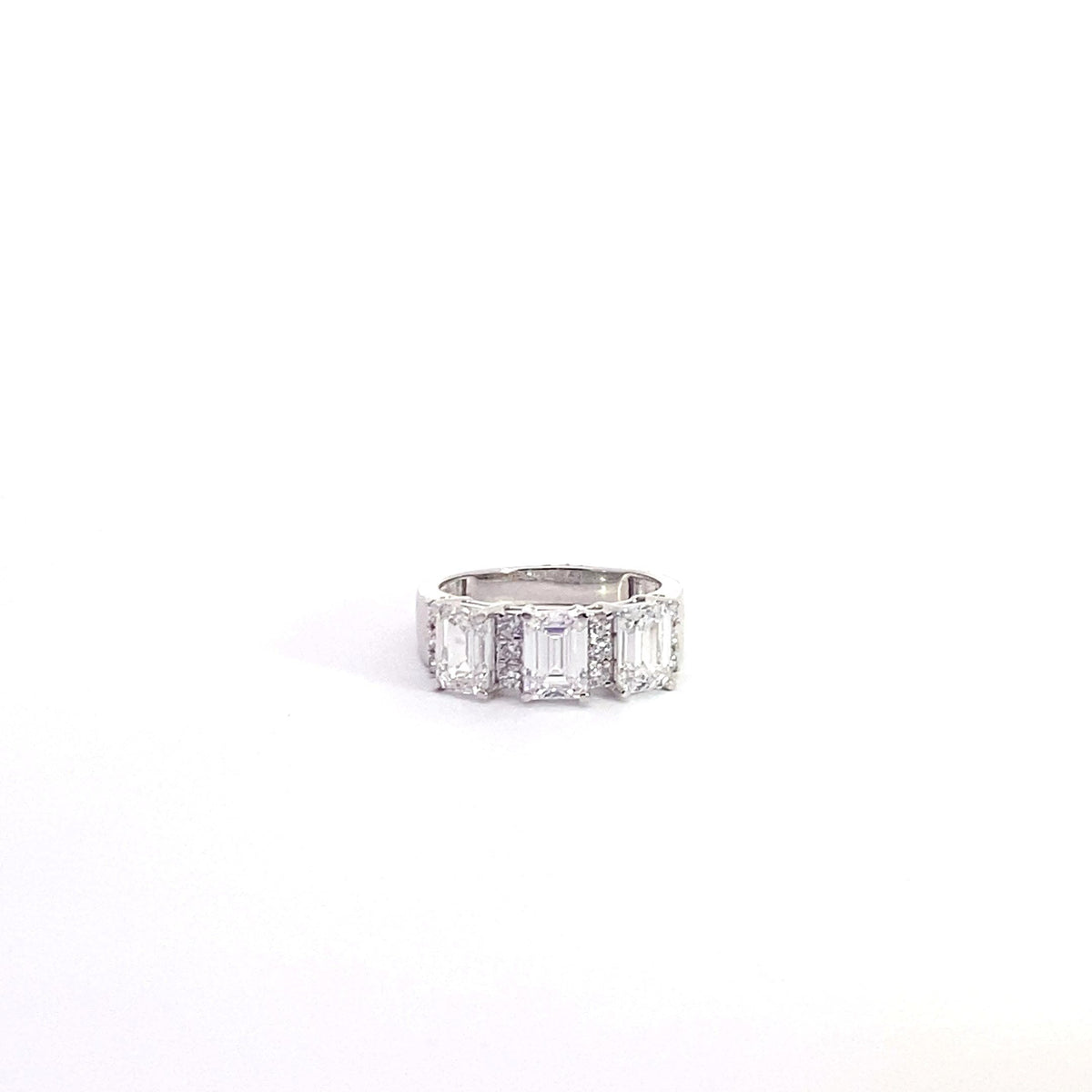 Anillo de oro blanco de 14 quilates con diamantes cultivados en laboratorio de talla esmeralda y talla brillante redonda