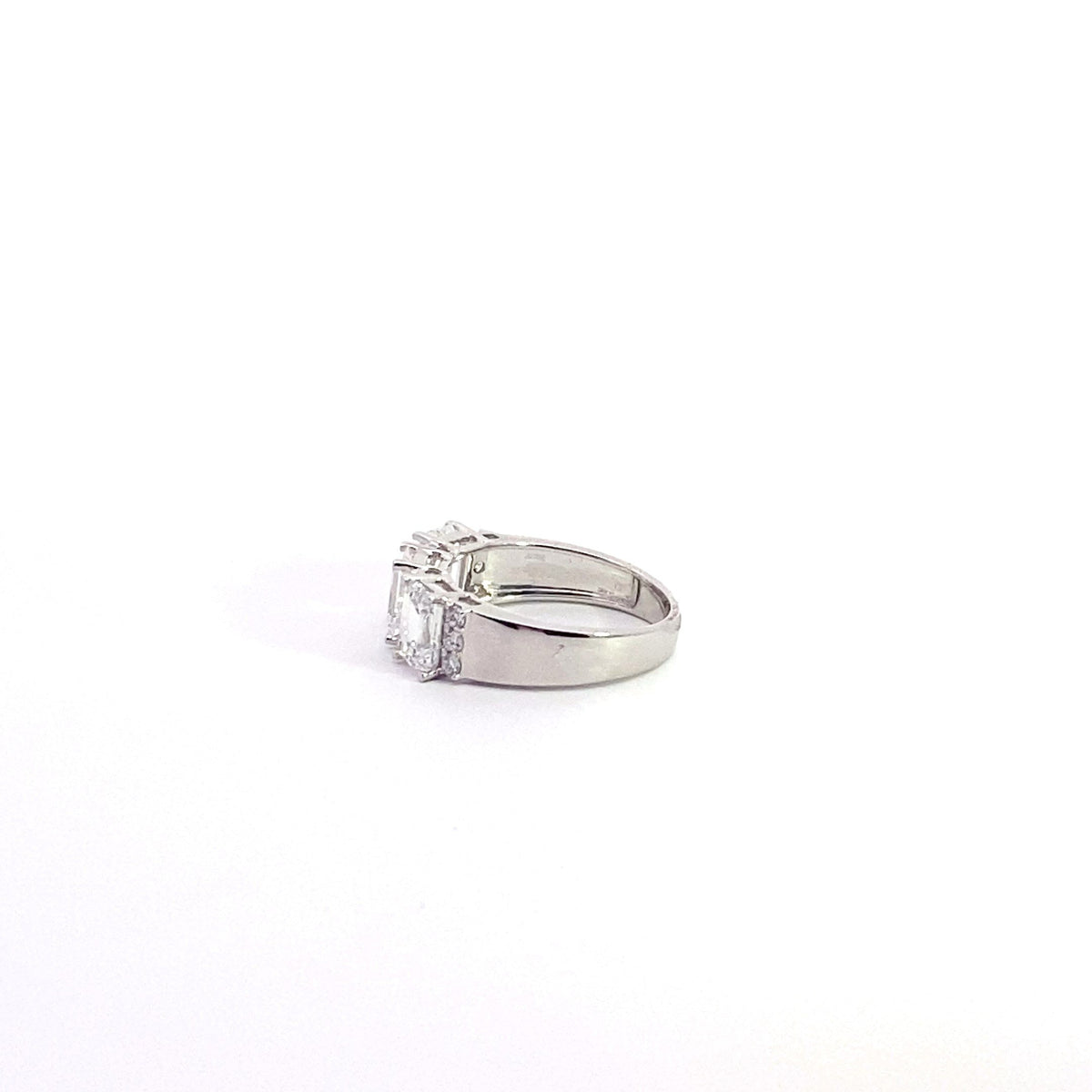 Anillo de oro blanco de 14 quilates con diamantes cultivados en laboratorio de talla esmeralda y talla brillante redonda