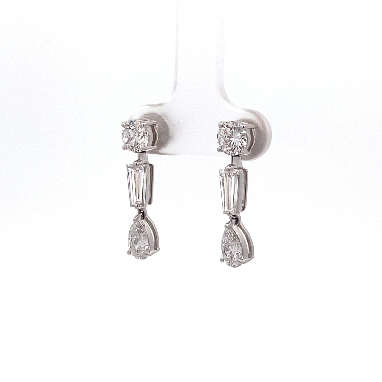 Pendientes colgantes de oro blanco de 14 quilates con diamantes cultivados en laboratorio de talla baguette y brillante redonda.
