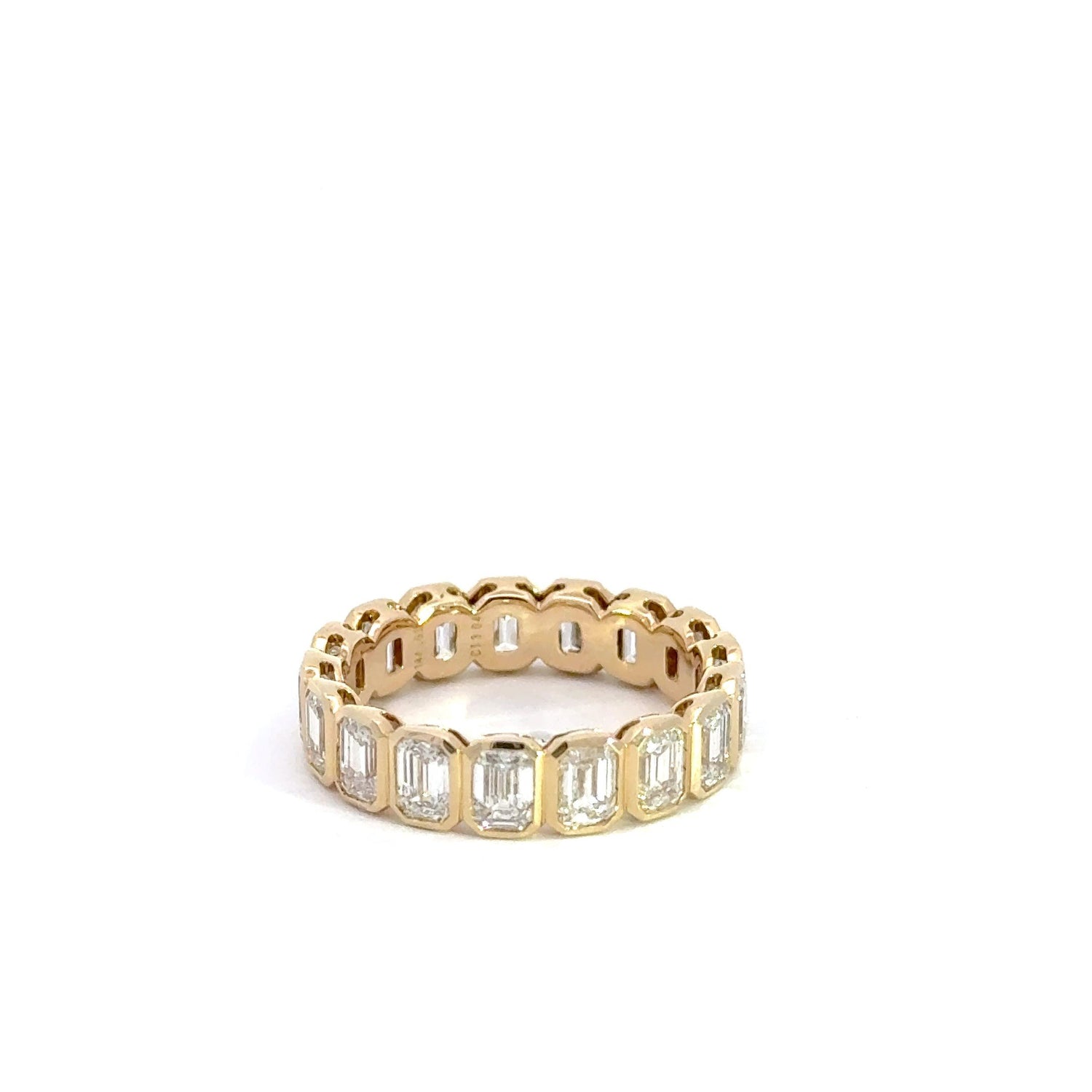 Anillo de eternidad de oro amarillo de 14 quilates con bisel de diamantes cultivados en laboratorio y talla esmeralda