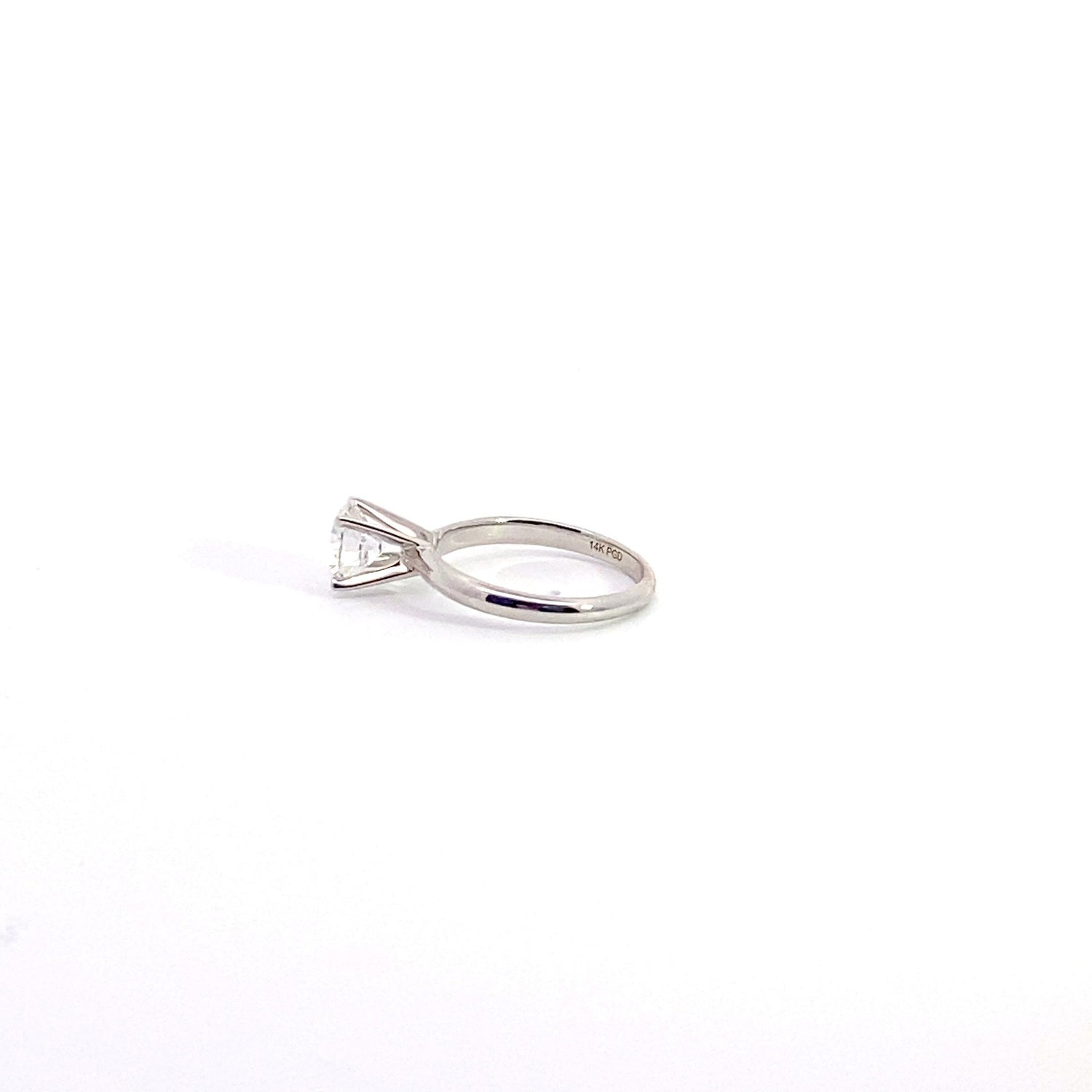 Solitario de diamante cultivado en laboratorio de talla brillante redonda en oro blanco de 14 quilates