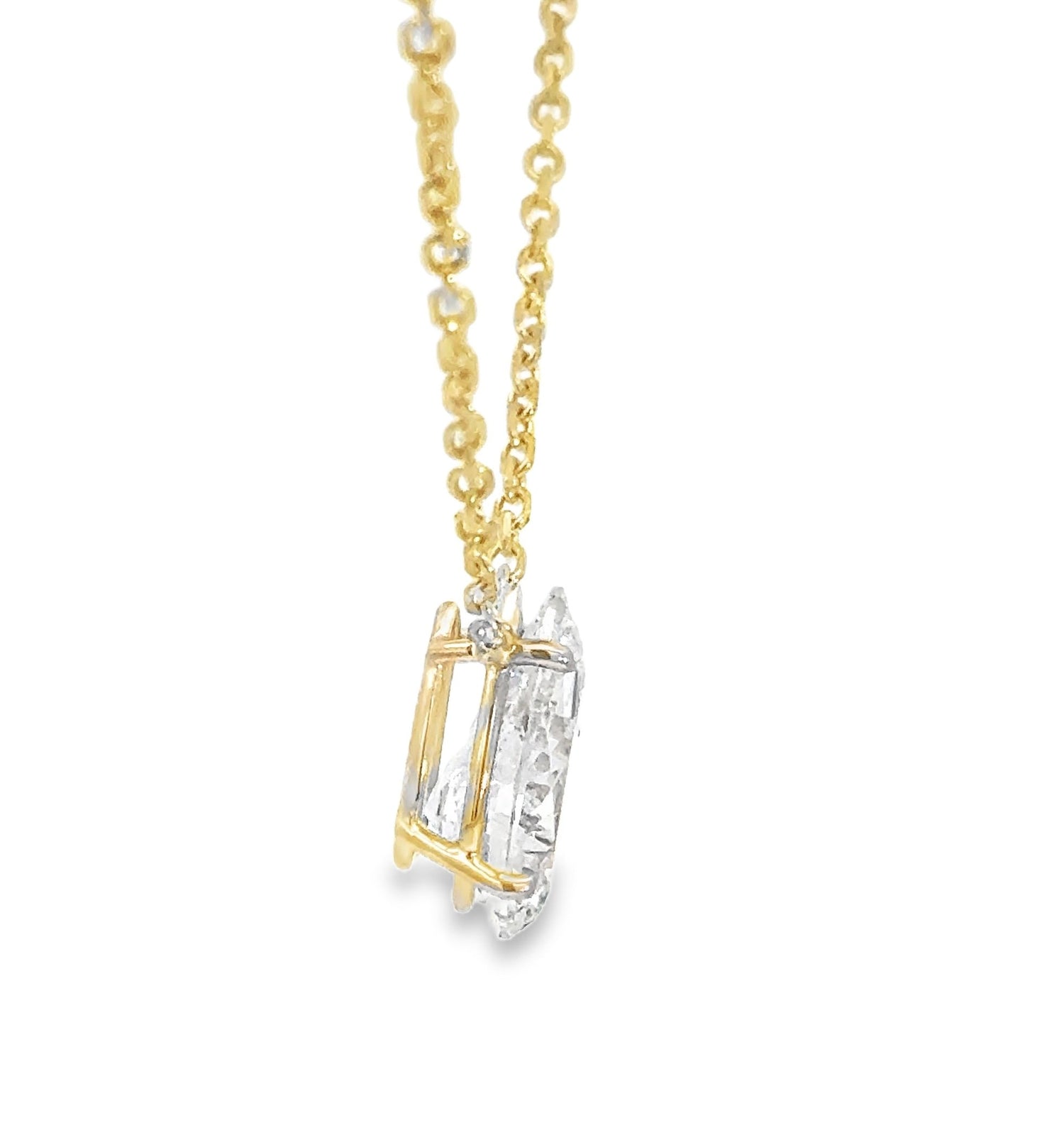 Colgante de diamantes cultivados en laboratorio en forma de pera de oro amarillo de 14 quilates