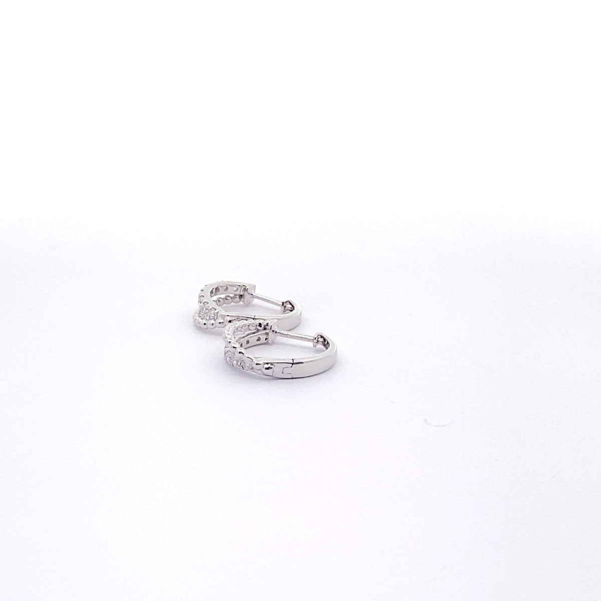 Aros dobles de diamantes cultivados en laboratorio en oro blanco de 14 quilates