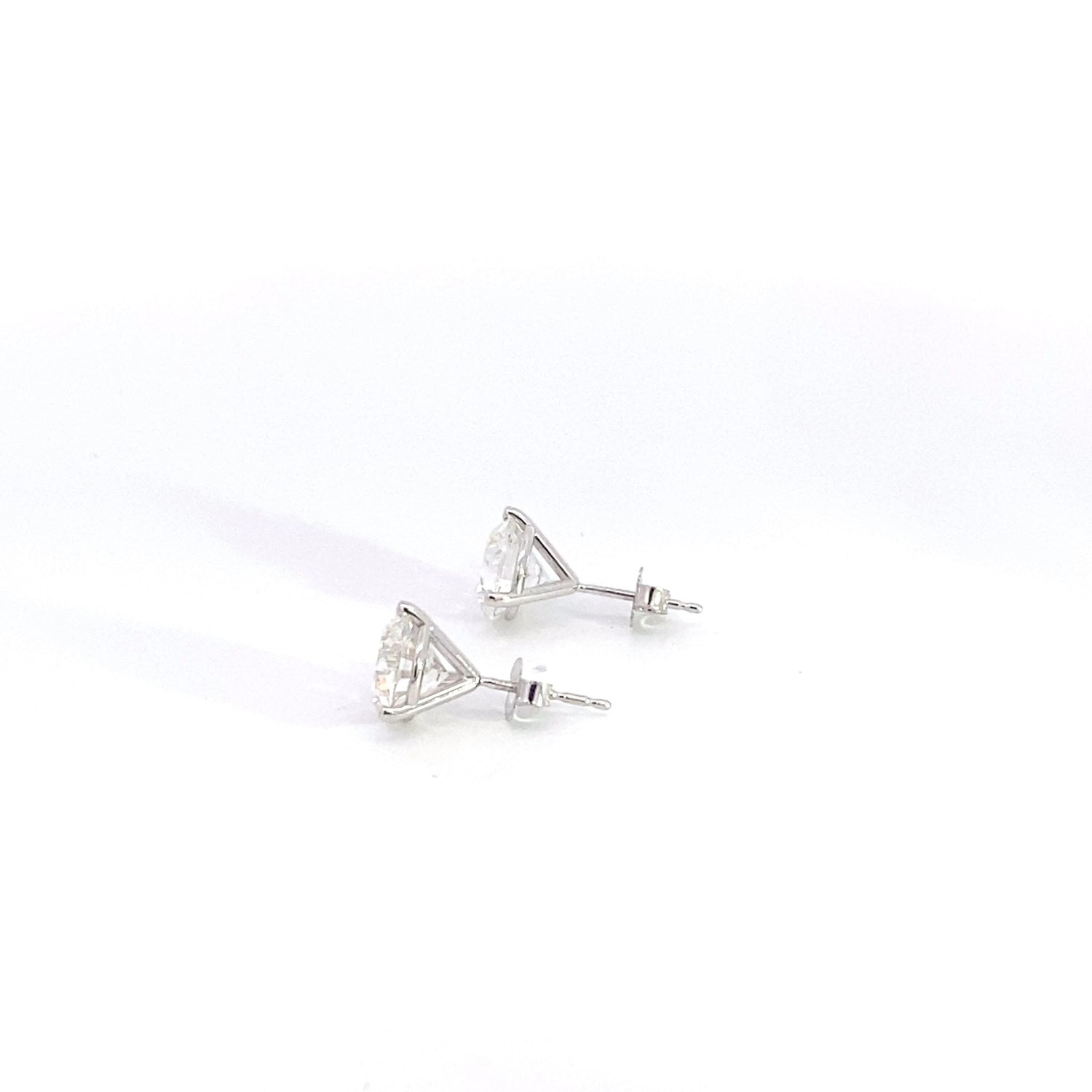 Aretes de oro blanco de 14 quilates con diamantes cultivados en laboratorio de talla brillante redonda