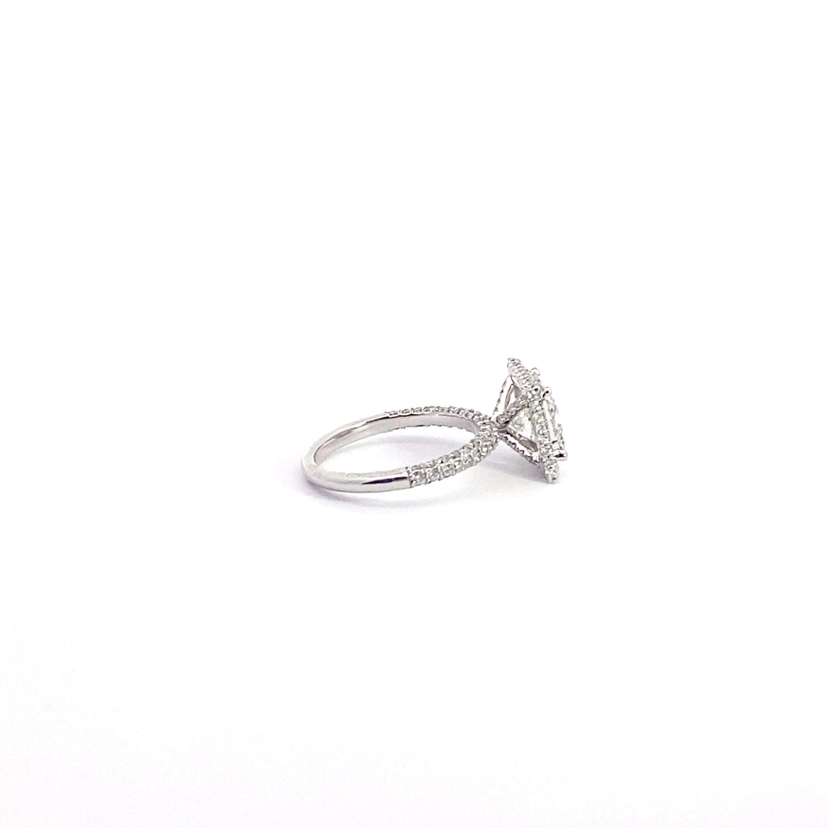 Anillo de compromiso de oro blanco de 14 k con halo de diamantes cultivados en laboratorio y talla princesa