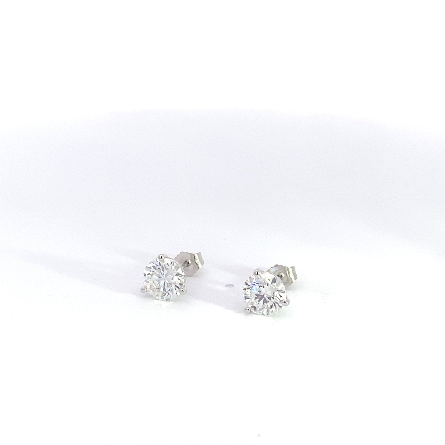 Aretes de oro blanco de 14 quilates con diamantes cultivados en laboratorio de talla brillante redonda