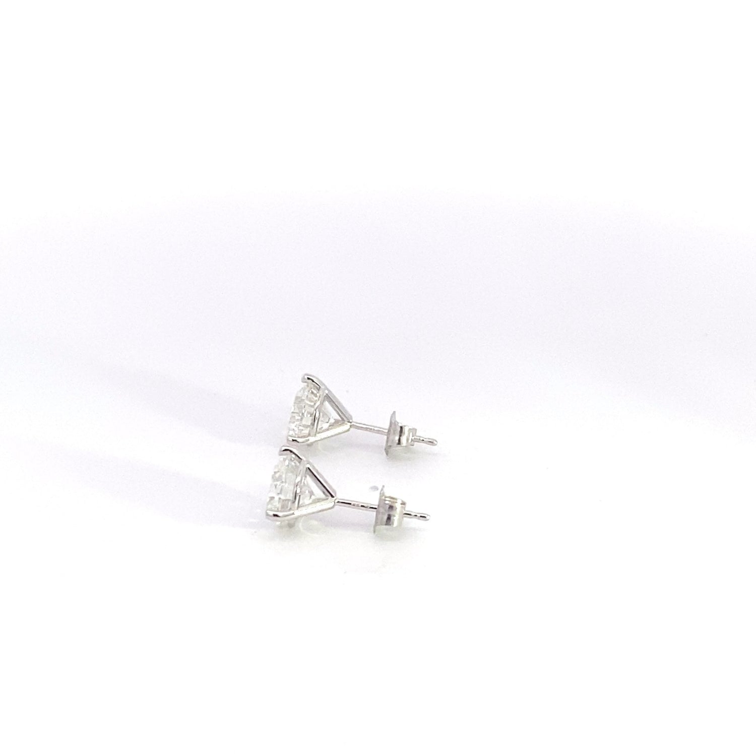 Aretes de oro blanco de 14 quilates con diamantes cultivados en laboratorio de talla brillante redonda